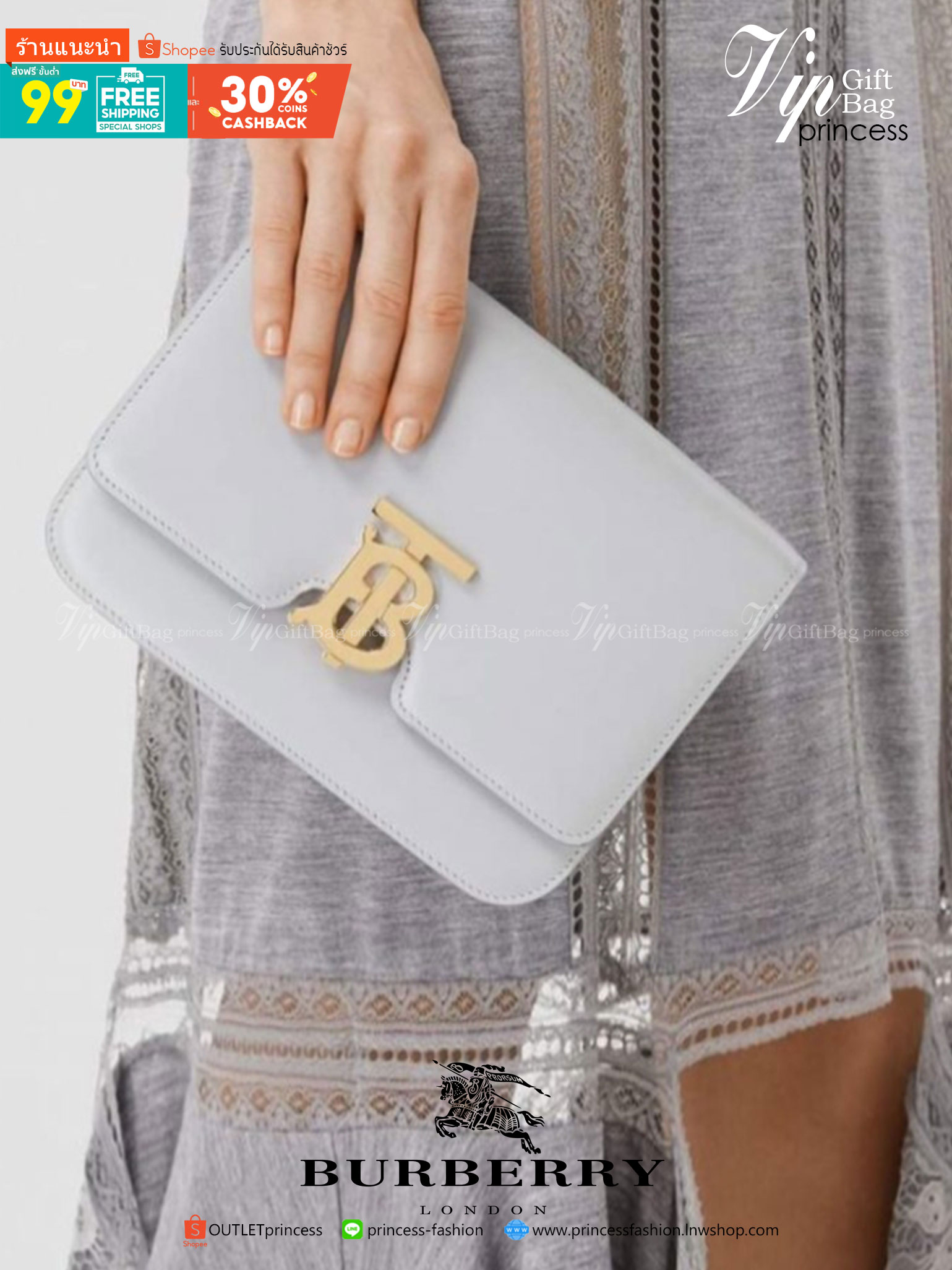 BURBERRY FRAGRANCES CROSSBODY BAG VIP GIFT WITH PURCHASE (GWP) กระเป๋าสะพายพรีเมี่ยมกิ๊ฟ Limited Edition จากน้ำหอม BURBERRY DUTY FREE วัสดุ Calfskin หนังเรียบสวยอยู่ทรงดีไซน์ยอดนิยมประดับโลโก้แบรนด์ทองด้านหน้า เปิดปิดด้วยฝาปิดสัญลักษณ์ตัวB ภายในมีช่องแบ่ง