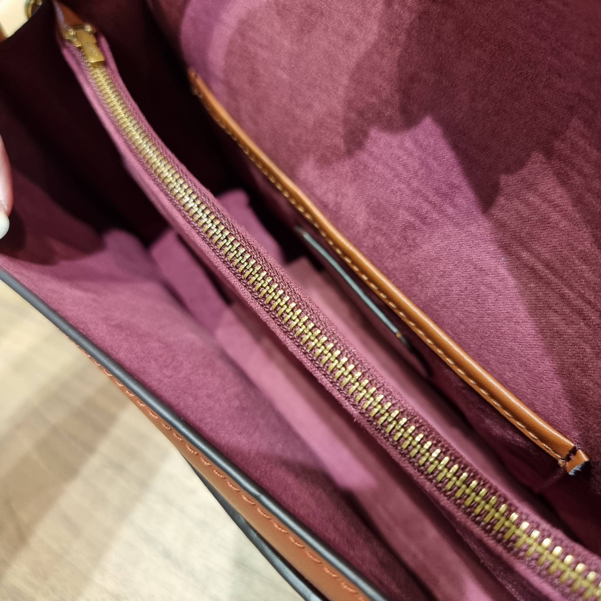 COACH TABBY SHOULDER BAG 26 IN SIGNATURE CANVAS WITH BEADCHAIN (6793,91215) กระเป๋าสะพายไหล่ ดีไซน์วินเทจย้อนยุค สวยคมชัด คลาสสิคใช้ได้ทุกลุค วัสดุหนังแท้สลับหนังแคนวาสเคลือบลาย เปิด-ปิดด้วยแม่เหล็กในตัว รับรองแน่นหนา ด้านหลังมีช่องแยก ภายในเป็นช่องโล่ง ข