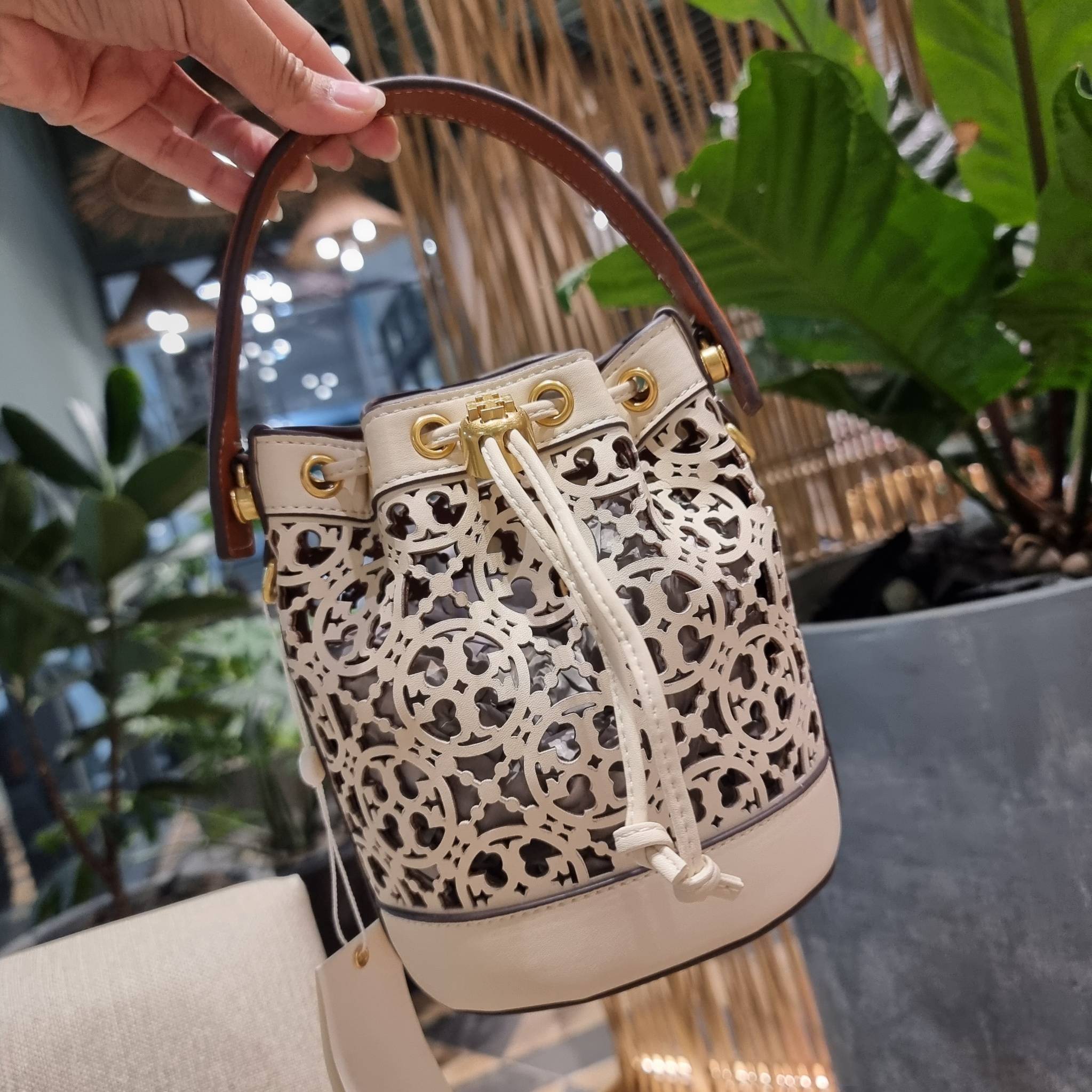 TORY BURCH T MONOGRAM LASER-CUT MINI BUCKET BAG ใจบางที่สุดกับคอลเลคชั่นนี้ กับกระเป๋าสะพายทรงบัคเก็ต ไซส์มินิ รุ่นชูโรงสุดฮิต ที่เพิ่มดีเทลความแพงด้วยการฉลุลวดลายโมโนแกรมรอบใบ ถักทอเป็นเส้นลายสานที่สวยงามมาก งานฝีมือจริงๆ วัสดุหนัง cowhide รูดเปิด-ปิดด้ว