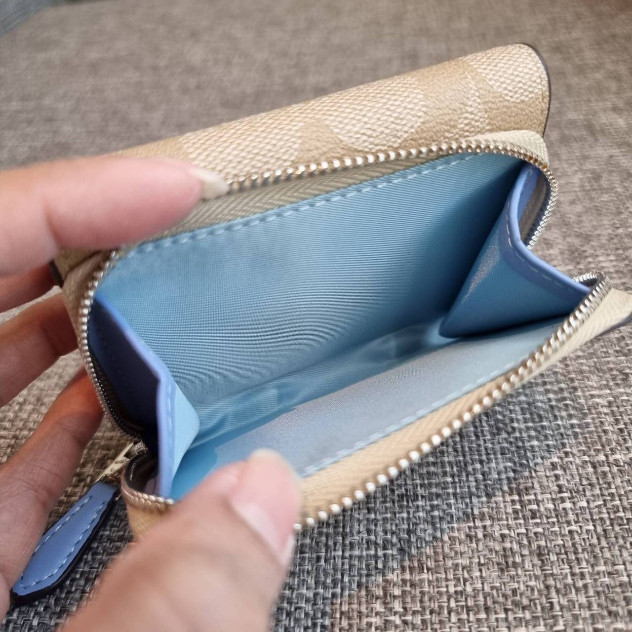 OUTLET 】COACH F41302 SMALL TRIFOLD WALLET IN SIGNATURE CANVAS สวยคลาสสิค พกพาง่าย ใบเล็กน่ารักน่าใช้ ต้องยกให้ใบนี้จ้า 💗💋 ตอบโจทย์คนชอบพกน้อยที่สุด!! กระเป๋าสตางค์ใบสั้นหนังแคนวาสเคลือบคุณภาพดี ภายในเป็นหนังแท้ ใส่บัตร ใส่ธนบัตรได้ทุกชนิด 