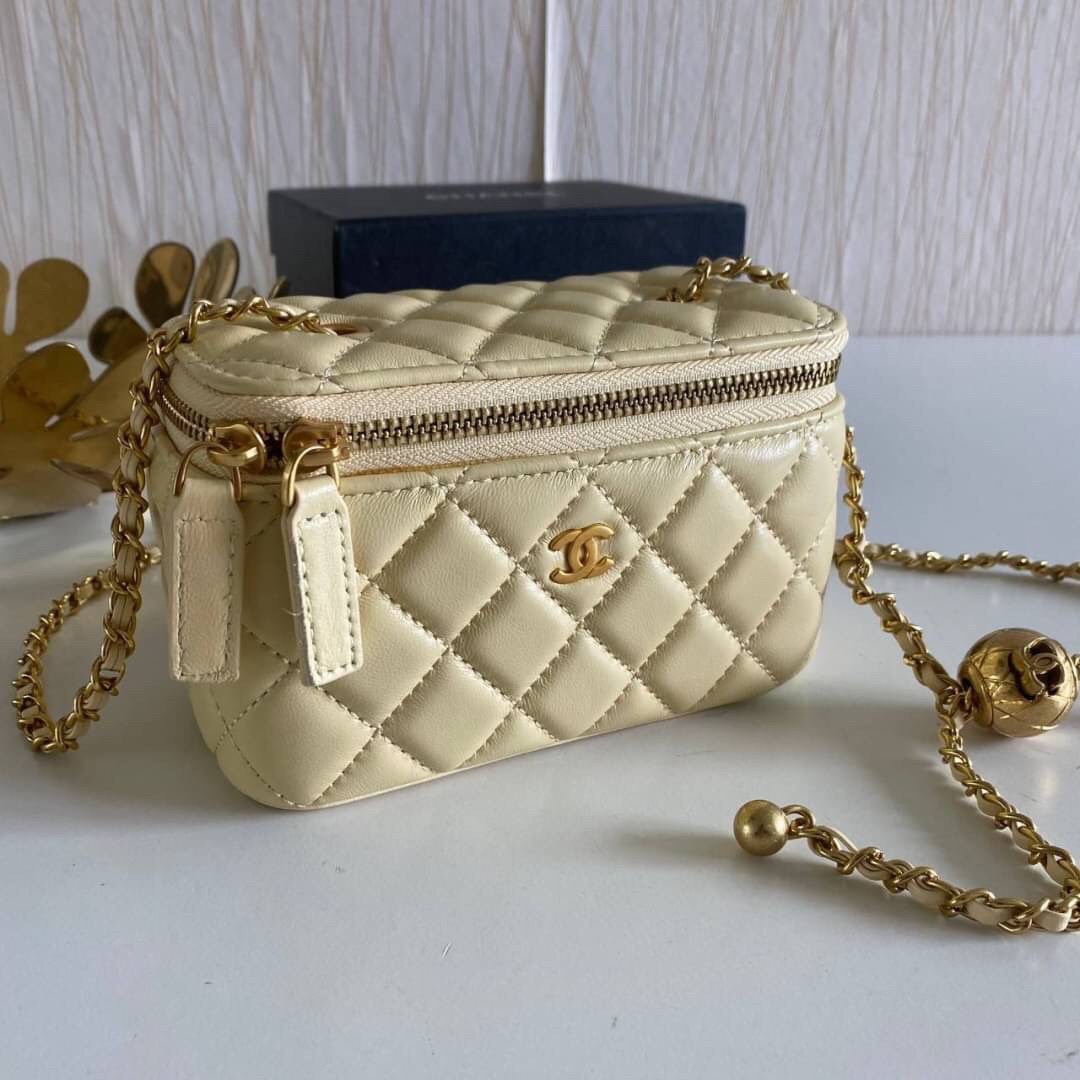 VIP GIFT 】หนังแกะแท้ CHANEL Box With Chain สายโซ่ทองหรูมาก หนังเรียบฟู ขึ้นเงา กระทบแสงยิ่งสวยค่าา โทนสีสวยสดใส เหมาะมากสำหรับสาวๆ ชิคๆ ต้องบอกเลยรุ่นนี้เหล่าเซเลบใช้กันเยอะมากๆ แค่อะไหล่ก็หรูไปเดินครึ่งแล้วค่าา😁 พร้อมส่งที่ไทยที่นี่ที่เดียว