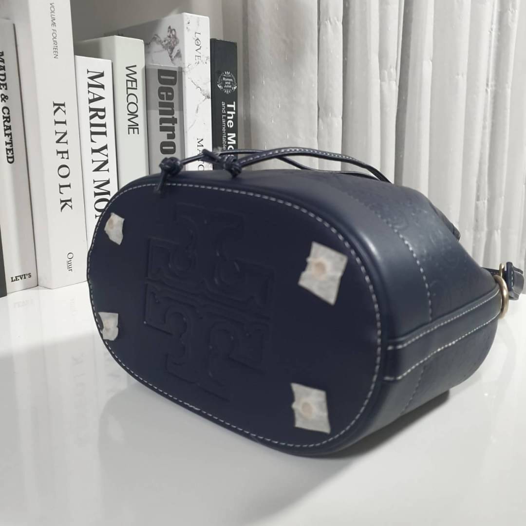 OUTLET 】BEST PRICE!! ปรับราคาพิเศษ เหมาะกับให้เป็นของขวัญที่สุด! งานช็อป 💕 Tory burch monogram leather bucket bag ดีไซน์สวยงามตามแบบฉบับของแบรนด์แล้ว **ที่ทำจากวัสดุหนังแท้ ตัวกระเป๋าอยู่ทรงสวยมีลายแบรนด์สวยหรู ใช้รูดเปิดปิด ภายในบุผ้าอย่างดี มีช่
