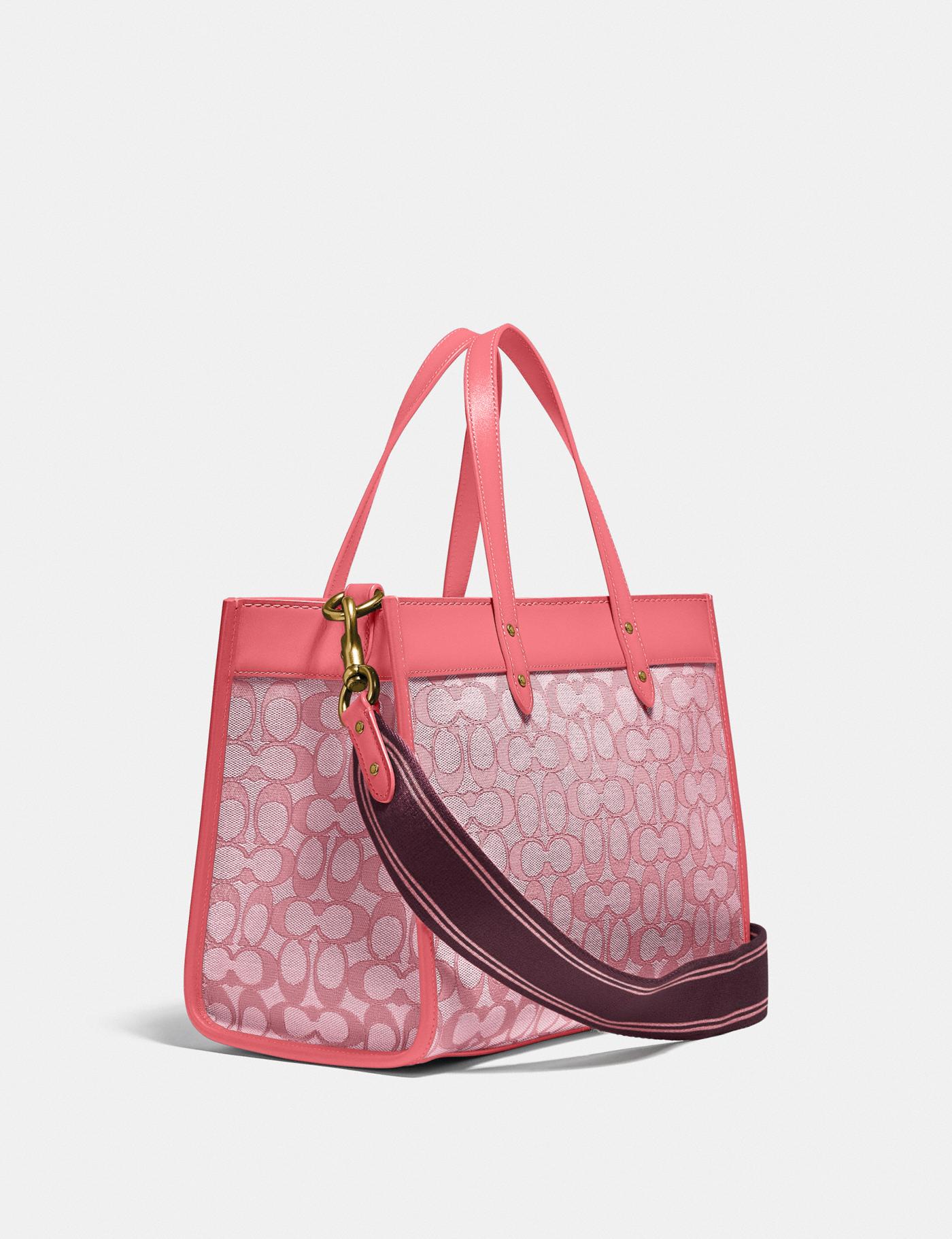 สวยๆ เคลียสต๊อค มีไม่มากจร้าา! COACH TOTE FIELD JACQUARD BAG ((C3282)) กระเป๋าหิ้ว//สะพายข้าง JacquardลายC+หนังแท้ สวยงามลงตัวมากๆค่ะ ปากกระเป๋าเปิดปิดแบบกระดุมแม่เหล็ก ภายในกว้าง สาวๆทีาสัมภาระเยอะบอกเลยเหมาะมากค่ะ