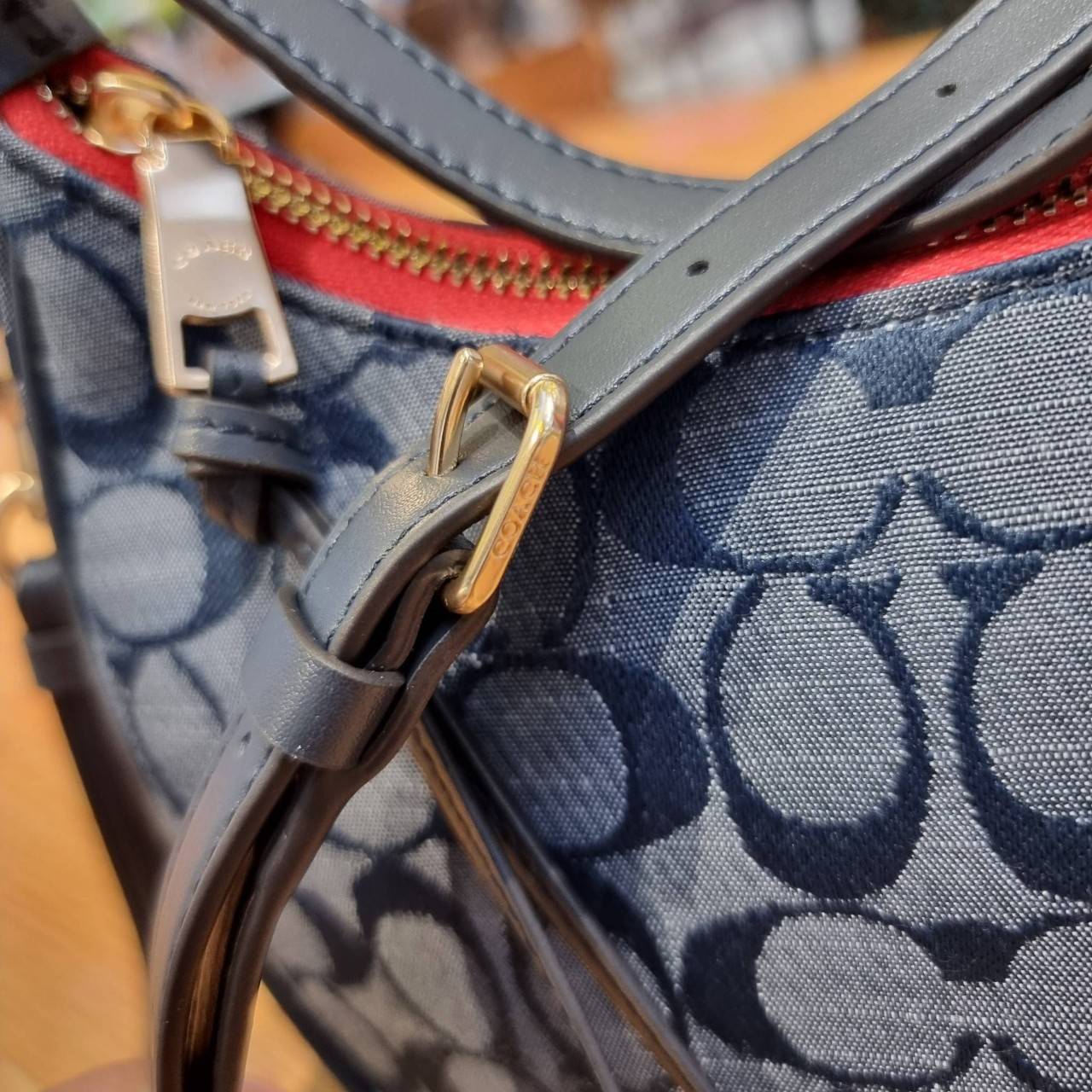 COACH C8163 KLEO HOBO IN SIGNATURE CHAMBRAY ใหม่ล่าสุด คอลเลคชั่นสุดคิ้วท์ ที่สาวๆต้องหลงรัก กระเป๋าสะพายทรงโฮโบ ที่ดีไซน์มาให้ปรับใช้งานได้หลากหลาย วัสดุผ้าแชมเบรย์ คมสวย รูดเปิด-ปิดด้วยซิป ภายในเป็นช่องโล่ง สายคล้องสามารถถอดออกใส่สายยาวสะพายข้างได้ หรือ