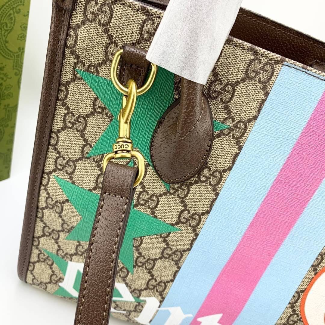 GUCCI Printed Monogrammed Coated-Canvas and Leather Tote Bag / GG Shopping Bag กระเป๋าไซส์ใหญ่ โดดเด่นด้วยลายปริ๊น สวยเอกลักษณ์ พร้อมส่งที่ไทย ภาพสินค้าถ่ายจากงานจริง ใช้งานต่างประเทศได้ วัสดุหนังแคนวาส ภายในโล่งกว้างมาก ใส่ของแบบแน่นๆ จุๆไปได้เลย หมดห่วง