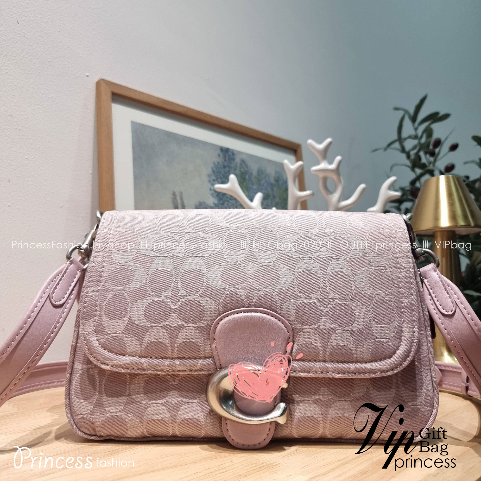 COACH CJ854 SOFT TABBY SHOULDER BAG IN SIGNATURE DENIM ฉุดไม่อยู่แล้วจริงๆกับไอเท็มนี้ ที่ร้อนแรงแบบปังๆไปเลย!! กระเป๋าสะพายไหล่/สะพายข้าง ดีไซน์วินเทจย้อนยุค สวยคมชัด คลาสสิคใช้ได้ทุกลุค