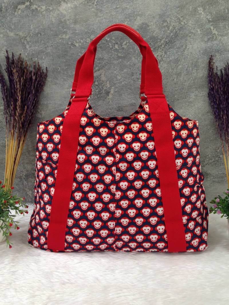 Kipling รุ่น Cicele กระเป๋าสะพายไหล่ใบใหญ่ สวยน่ารัก ตัวกระเป๋าด้านในเป็นช่องโล่งแบบปิดเปิดด้วยซิป มีช่องซิปด้านใน ด้านข้างกระเป๋า มี 2 ช่อง ปิดเปิด ด้วยเทป พร้อมที่ใส่โทรศัพท์ ปากกา และ MP 3 ในส่วนด้านใน และ ด้านข้างกระเป๋า ซ้าย-ขวา เป็นช่องขนาดเล็กสำหรั