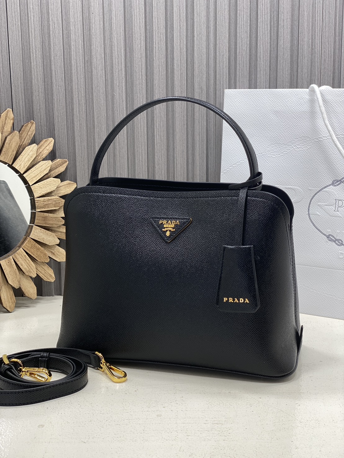 ORI หนังแท้ | Prada Matinee Medium Saffiano Leather Bag 28cm กระเป๋าสะพายทรงโฮโบสวยหรู ดีไซน์เรียบหรูตามแบบฉบับแบรนด์ ยังคงความเรียบแต่มากไว้อย่างหรูหราลงตัว ใช้งานได้หลากหลายโอกาส