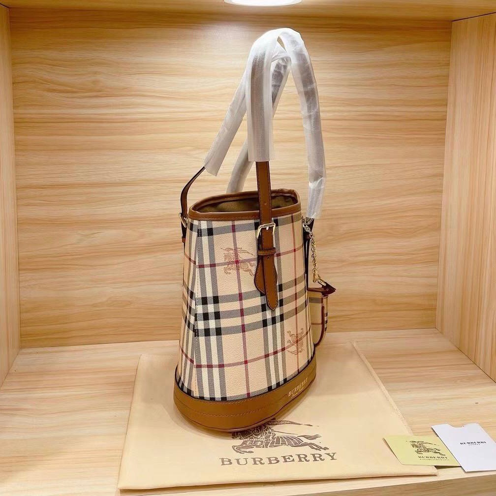 BURBERRY VINTAGE SET BAG VIP GIFT WITH PURCHASE (GWP) **ซื้อ1ได้ถึง2ใบ กระเป๋าถือทรงสวยหรู งานพรีเมี่ยมกิ๊ฟ Limited Edition จากBURBERRY วัสดุหนังPVC สวยหนังนิ่ม ตัดด้วยสายหนังสีน้ำตาลเข้ม **สวยตาแตกกกก มาพร้อมช่องใส่ของขนาดใหญ่ อยกเป็นช่องซิปและช่องใส่ของ
