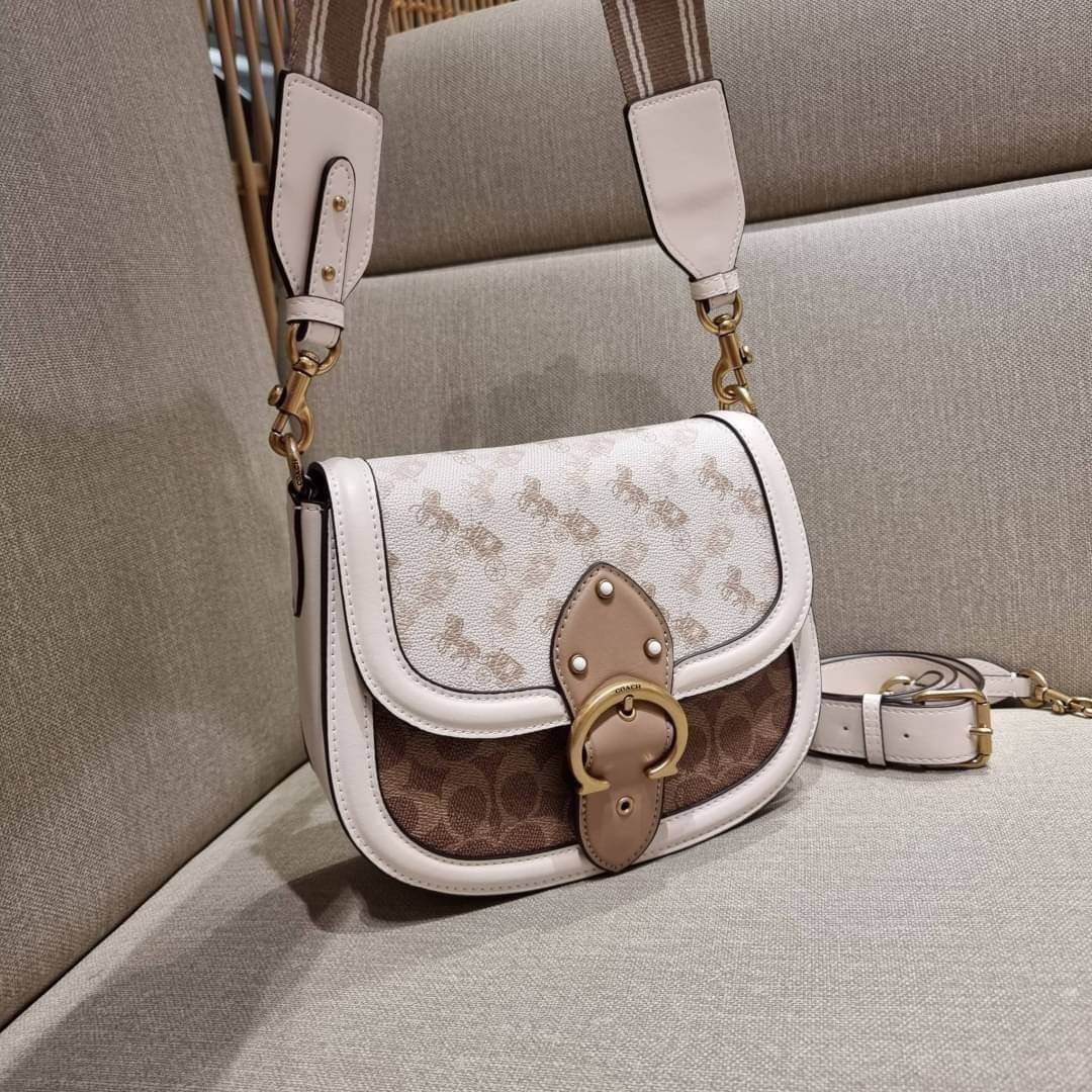 COACH C3837 BEAT SADDLE BAG WITH HORSE AND CARRIAGE PRINT The best item! ที่สาวๆรอคอย! ฮอตไฟลุก! สีหายาก ละมุนคุณหนู คอลเลคชั่นใหม่ ดีไซน์หรูหรา พิเศษมากๆมาพร้อมสายสะพาย 2 เส้น ใช้คู่กันหรือแยกสะพายก็สวยครบสูตร กระเป๋าสะพายทรง saddle คลาสสิค เปิด-ปิดด้วยก