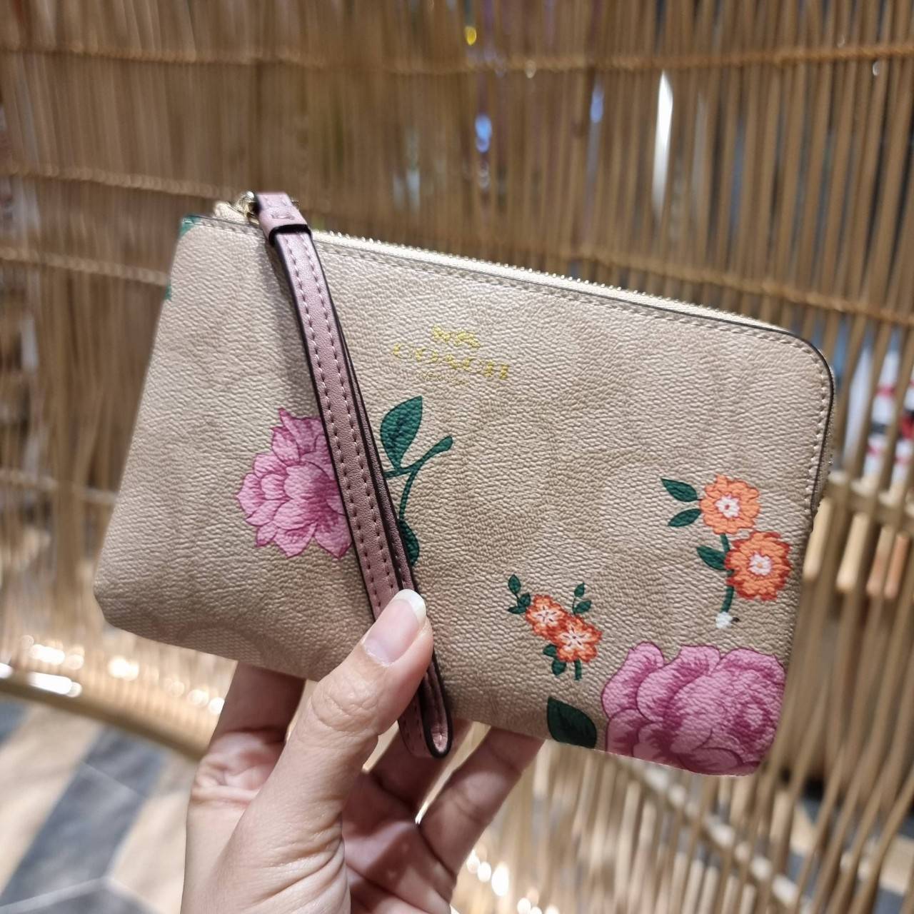 COACH 2972 CORNER ZIP WRISTLET IN SIGNATURE CANVAS WITH BUTTERFLY PRINT มาแล้วจ้า ไอเท็มสุดปัง!! ฮิตไม่เลิก!! พร้อมลวดลายสุดคิ้วท์ น่ารักน่าใช้ขึ้นไปอีก กระเป๋าคล้องมือ ขนาดเหมาะพกพา วัสดุหนังแคนวาส ภายในเป็นช่องโล่ง ใส่ธนบัตร หรือใส่บัตร ใส่เหรียญ ได้หมด
