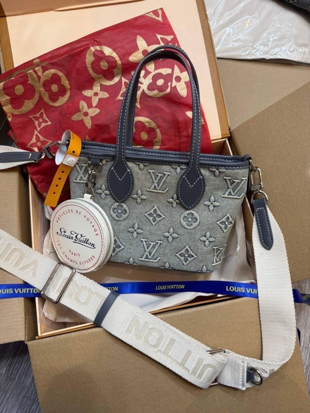 LV Neverfull Denim Mini Bag ดีไซน์ใหม่ล่าสุดก่อนใคร กระเป๋าทรงโท้ทมินิไซส์ ที่ไม่ได้เล็กตามชื่อ มาในรูปแบบ washed denim สวยคลาสสิค ดูแพงสุดๆ