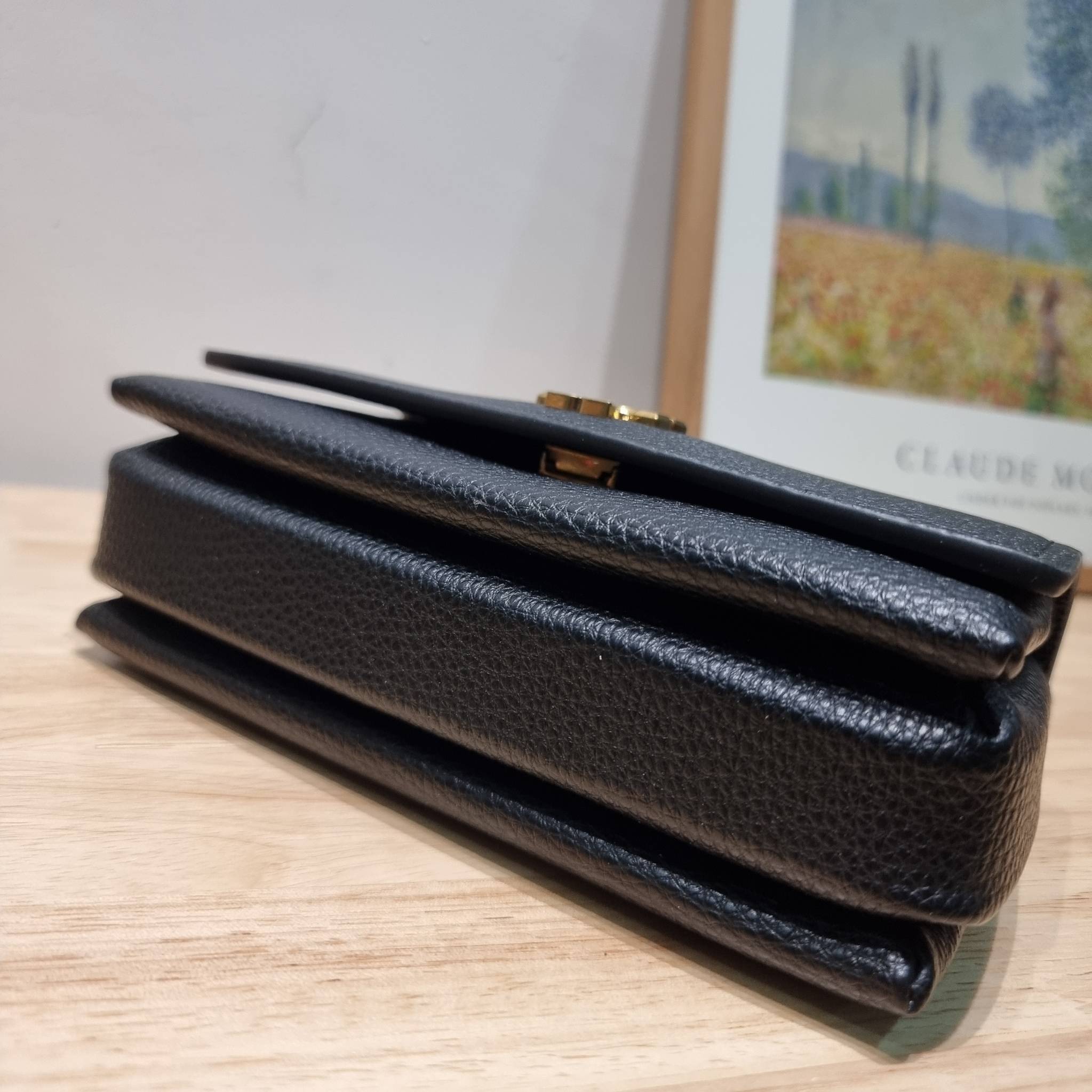 TORY BURCH LIMITED-EDITION MINI BAG รุ่นลิมิเต็ด ที่ sold out ไปแล้วหลายช็อป มีมาให้ช้อปที่นี่! กับกระเป๋าสะพายข้างทรงผู้ดี ไซส์มินิ ที่ผลิตมาในจำนวนจำกัด โดดเด่นด้วยอะไหล่ทองคลาสสิคหรูหรา และสายสะพายโซ่สลับหนัง ทำให้สะพายได้โดยไม่เจ็บไหล่