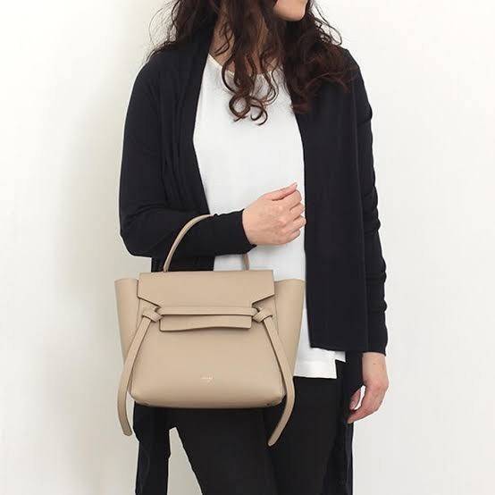 Celine NANO BELT BAG กระเป๋ารุ่น Belt Bag จาก CELINE เป็นกระเป๋าถือที่มีสไตล์มินิมอล และดูเรียบง่าย แต่หรูหรา ครองใจสาวก CELINE ได้เป็นอย่างดี โดยรวมแล้วรูปทรงของกระเป๋าถือว่าออกแบบมาได้อย่างพอดี ไม่มากหรือน้อยจนเกินไป คือช่วยให้คุณดึงดูดสายตาของผู้คนให้ม