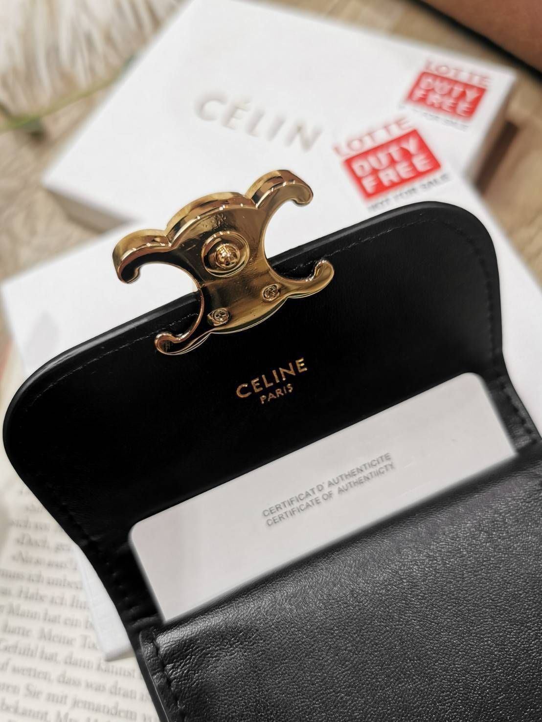 พรีเมี่ยมกิ๊ฟแท้ 100% 】CELINE SHORT WALLET VIP GIFT WITH PURCHASE (GWP) พรีเมี่ยมกิ๊ฟ Limited จาก CELINE HAUTE PARFUME DUTYFREE COUNTER หนังเรียบสวยอยู่ทรงมีโลโก้ด้านหน้าเปิดปิดด้วยฝาพับกระดุม