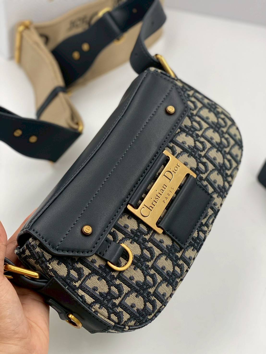 ORI หนังแท้ | DIOR Small Streetchic Bag Blue Dior Oblique Jacquard and Smooth Calfskin กระเป๋าสะพายนิยามใหม่ของดีไซน์อันเป็นเอกลักษณ์ ฝาพับแบบแม่เหล็กสีทองโบราณสลักลาย Christian Dior Paris และห่วง D-ring ทันสมัย