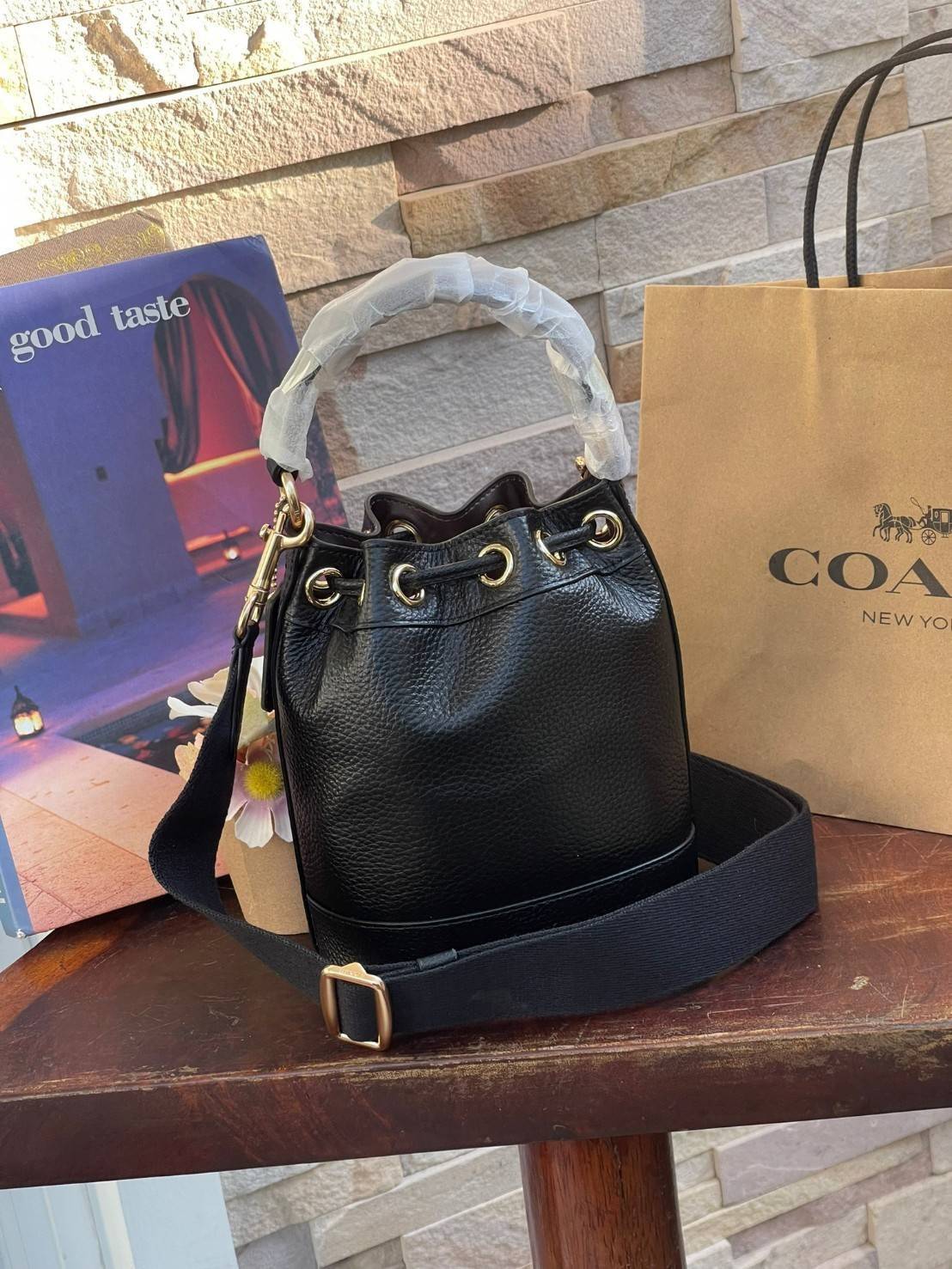 COACH DEMPSEY BUCKET BAG 15 WITH COACH PATCH AND HEART CHARM สวยงามด้วยดีไซน์ทรงตะกร้าแบบมินิมอลแสนน่ารัก ดีเทลสะดุดตา รูปทรงจดจำง่าย ถือแบบชิคๆ หรือยิ่งไปกว่านั้น สายสะพายของกระเป๋าก็สามารถถอดออกเพื่อเปลี่ยนรูปแบบการสะพายได้ทั้งแบบสะพายไหล่และสะพายคาดลำต