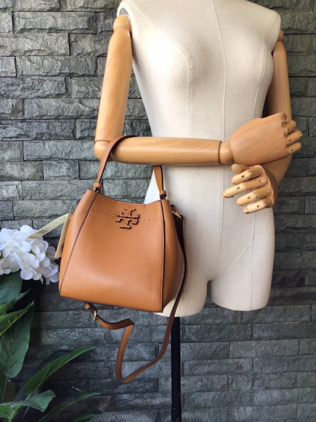 คอลเลคชั่นขายดี มากี่รอบๆ ก็หมดไวทุกรอบ!! TORY BURCH MCGRAW MINI BUCKET BAG กระเป๋าสะพาย และ ถือ คล้องแขน ทรงถัง สะพายได้ 2 ทรง ผลิตจากหนังแท้ หนังลูกวัว หนังนุ่ม หนังหอม น้ำหนักเบามากกก!! หนังลื่น นิ่มสวยมากๆ!! ด้านหน้าประดับโลโก้แบรนด์ ภายในโล่งกว้าง มี