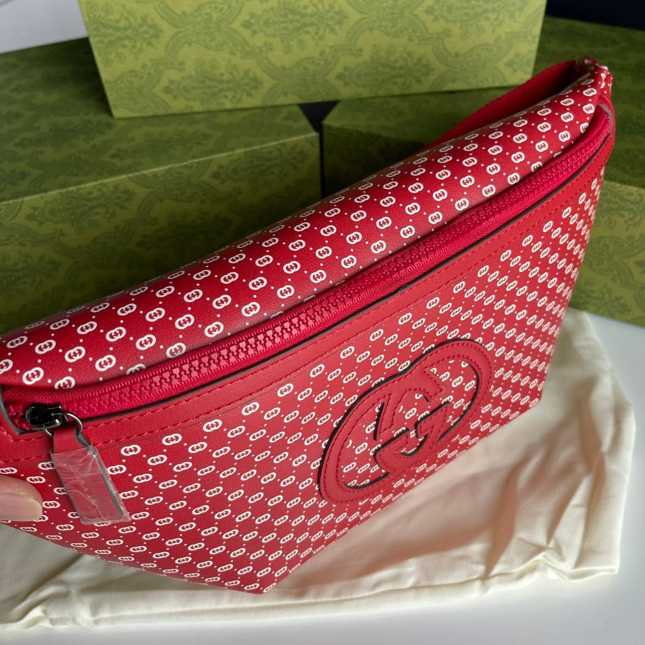 หนังแท้ GUCCI BELT BAG / GG BELT BAG RED กระเป๋าคาดอก/คาดเอว รุ่น Unisex ใช้ได้ทั้งหญิงชาย ภายในเป็นช่องโล่งกว้าง ใบใหญ่ขนาดมาตรฐานจุของได้เยอะ สายสะพายปรับได้ตามตัว ใบจริงเห็นแล้วหลงรัก คุ้มค่าที่สุด อีกรุ่นหนึ่งที่หลายคนตามหา งานออริสวยมาก ทำจากหนังแท้ 