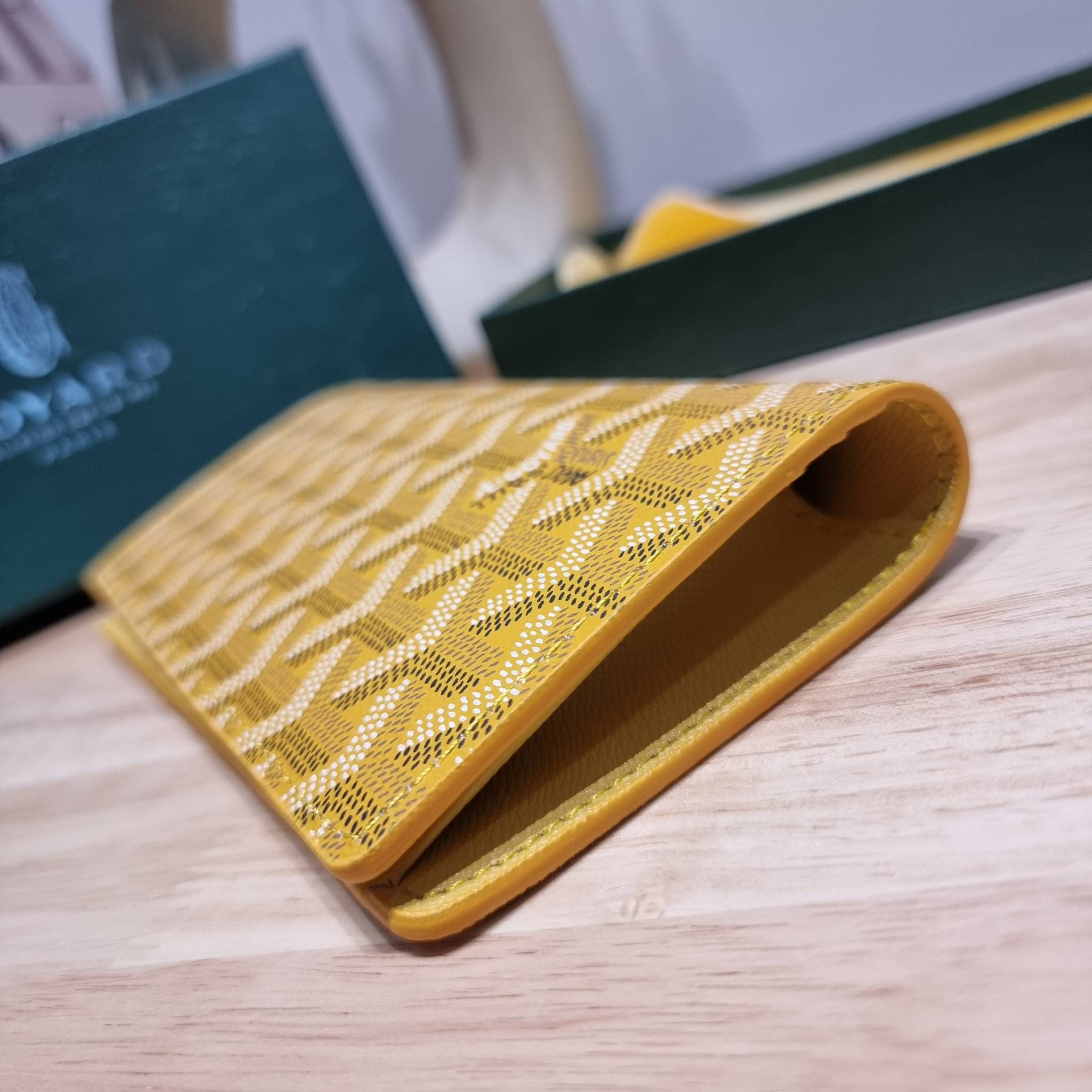 Goyard Bi Fold Long Wallet / GOYARD FLAP WALLET / Goyard Long Wallet กระเป๋าสตางค์ใบยาว รุ่น unisex ที่ใช้ได้ทั้งหนุ่มๆและสาวๆ ไอเท็มนี้ตอบโจทย์สำหรับคนที่ชอบเก็บบัตรเยอะๆ