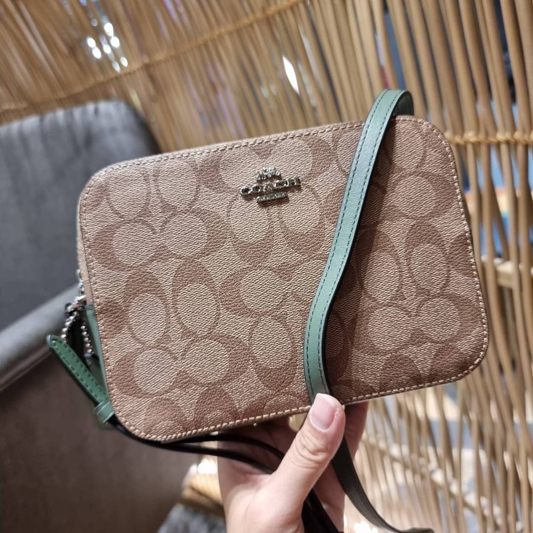 COACH 91677 MINI CAMERA BAG IN SIGNATURE CANVAS สีมาใหม่ รุ่นขายดีที่สุด!! กระเป๋าสะพายข้างไซส์มินิ คลาสสิคอยู่ทรง อะไหลเงินเรียบหรู วัสดุหนังแคนวาสเคลือบลาย เปิด-ปิดด้วยซิป สายสะพายปรับได้ตามตัว ใบนี้แมทช์ได้ทุกลุค ใช้เป็น everyday bag ได้สบายๆเลยจ้า &#x