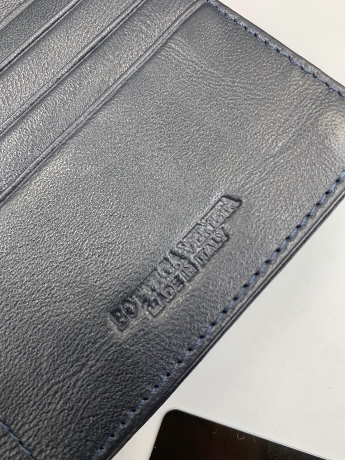 หนังแท้ BOTTEGA VENETA LONG WALLET / BV LONG WALLET / BV Wallet พร้อมส่งที่ไทย กระเป๋าสตางค์ใบยาว 2 พับ รุ่นตามหา มาเท่าไหร่ไม่เคยพอเลยค่า เป็นรุ่นคลาสสิกที่หยิบมาใช้งานได้บ่อยที่สุด งานหนังลูกวัวแท้ทั้งใบ ใช้ทนทานได้นาน ใช้ทนทานได้นานภาพสินค้าถ่ายจากงานข