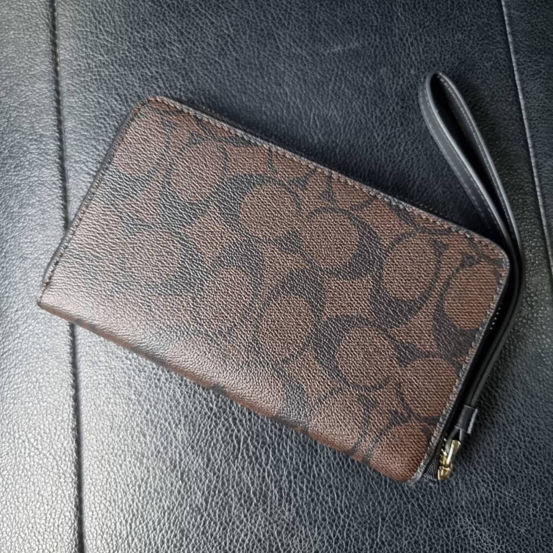 COACH F57468 PHONE WALLET IN SIGNATURE COATED CANVAS กระเป๋าสตางค์ถนอมมือถือ!! 2IN1 สุดๆ ใส่โทรศัพท์ ใส่เงิน ใส่บัตร ครบถ้วน!! จบในใบเดียวจ้า ขนาดกำลังเหมาะมือ วัสดุหนังแคนวาสเคลือบลาย คุณภาพดี สาวๆมีไว้ติดตัวสักใบ ไม่ผิดหวังจ้า