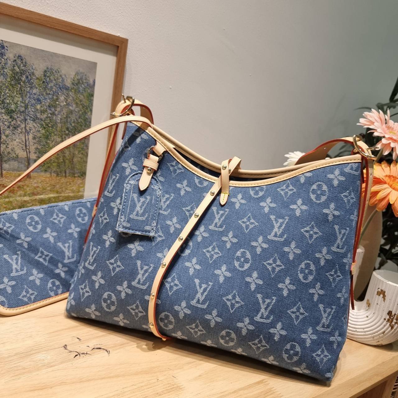 LV Monogram Denim Carry /LV CARRYALL DENIM BAG ใหม่ล่าสุด สไตล์เดนิมสุดชิค รุ่นลิมิเต็ดที่สาวๆตามหา กระเป๋าสะพายไหล่ทรงสวย ดีไซน์เรียบง่ายคลาสสิค หรู ดูผู้ดี รูปทรงใช้งานง่าย มาพร้อมใบลูก ไว้เก็บของจุกจิก