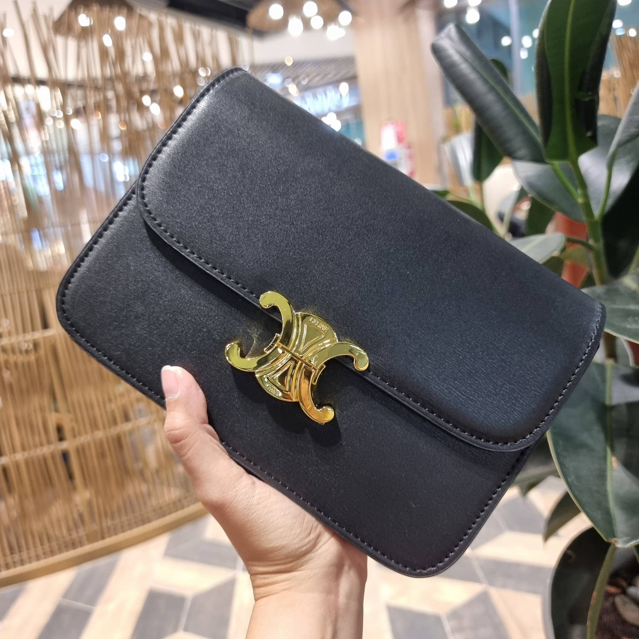 VIP 🥂 CELINE CLASSIQUE TRIOMPHE BAG IN SHINY CALFSKIN ไอเท็มสุดคลาสสิค ที่ขาดไม่ได้ กระเป๋าสะพายทรงสวยคลาสสิค แฝงความผู้ดี ที่ใช้ได้ทั้งชายหญิง วัสดุหนังแท้ เปิด-ปิดด้วยตัวกดล็อค สะดวกใช้มาก ภายในเป็นช่องโล่ง เก็บของได้เป็นสัดส่วน และยังมีช่องซิปใ