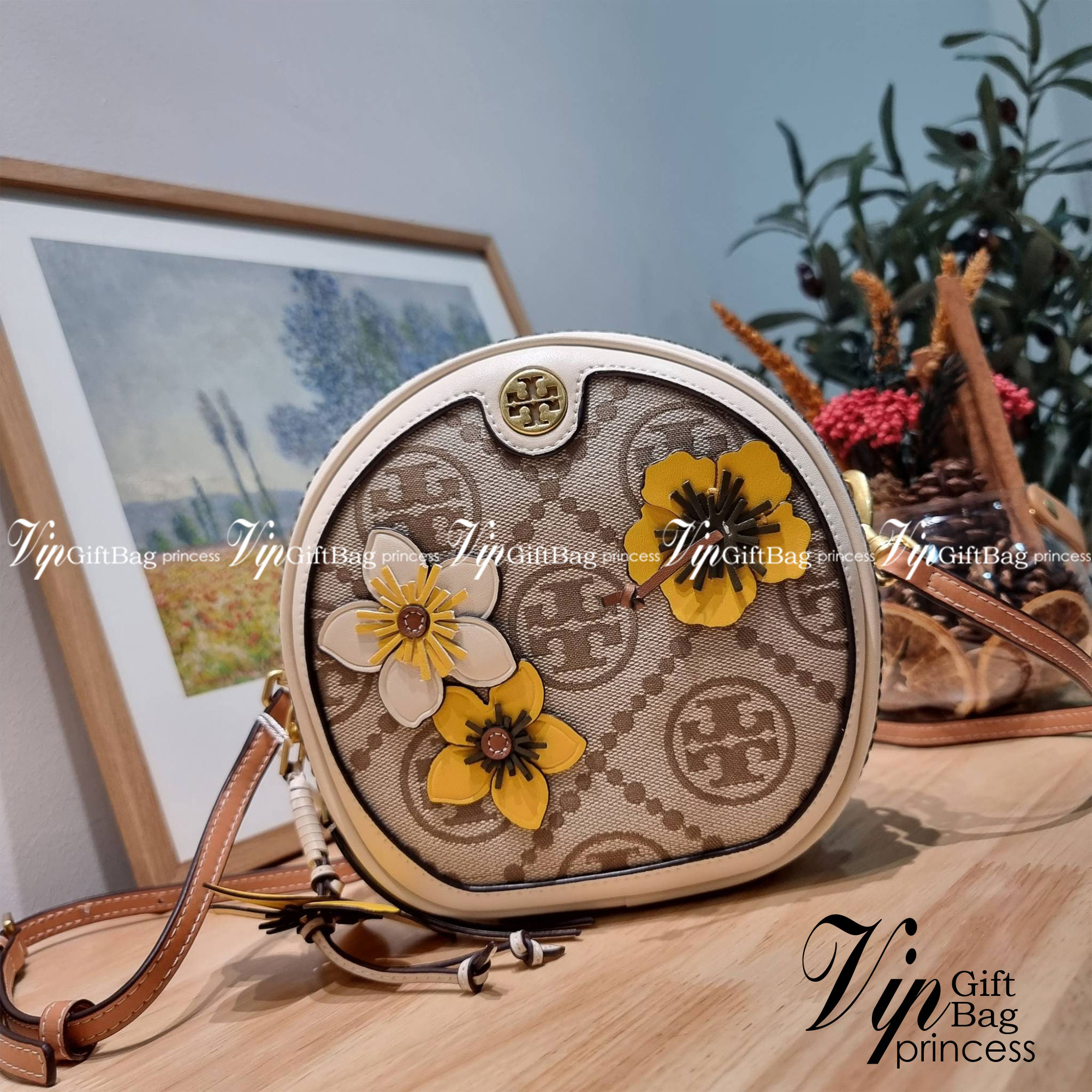 TORY BURCH T MONOGRAM FLORAL MOON CROSSBODY BAG คอลเลคชั่นใหม่ น่ารักให้ใจไปเลย กับประเป๋าสะพายทรงสวย ดีไซน์ใหม่ล่าสุด สไตล์งานคราฟ มีลูกเล่นประดับดอกไม้