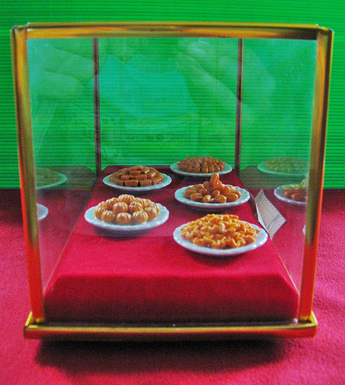 สินค้าหมดค่ะ ขนมมงคล5อย่างพร้อมตู้กระจกค่ะ