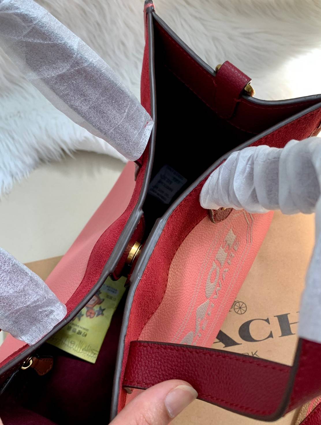 ของแท้ 💯% Limited edition XHBC COLLECTION COACH FIELD IN COLORBLOCK ((1092//1093)) 🌈พร้อมส่งสีหวานเหมาะกับหน้าร้อนนี้มากๆค่ะ! กระเป๋าหิ้ว//สะพายข้าง หนังแท้นิ่มตัดขอบกำมะหยี่ด้านบนได้อย่างสวยงามลงตัวค่ะ ปากกระเป๋าเปิดปิดแบบกระดุมแม่เหล็ก