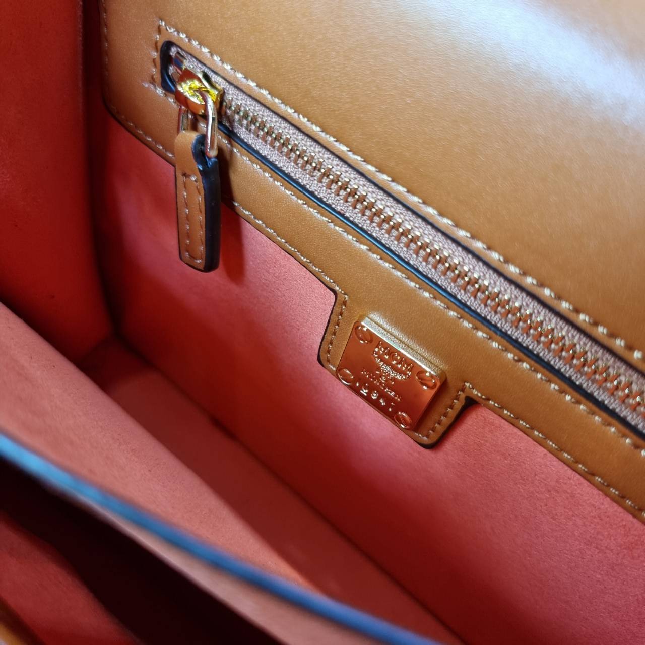 M.C.M PATRICIA SHOULDER BAG IN VISETOS กระเป๋าสะพายไหล่/ข้าง ดีไซน์ได้อย่างมีสไตล์ ดูมีสเน่ห์ด้วยทรงกระเป๋าที่โค้งบริเวณฐาน ให้ความรู้สึกนุ่มนวลมากขึ้น ใบนี้แมทช์ได้กับทุกลุค เท่ๆ casual หรูหรา หวานๆ ก็ทำให้โดดเด่นได้ด้วยไอเท็มนี้ วัสดุหนังแคนวาสคุณภาพดี 