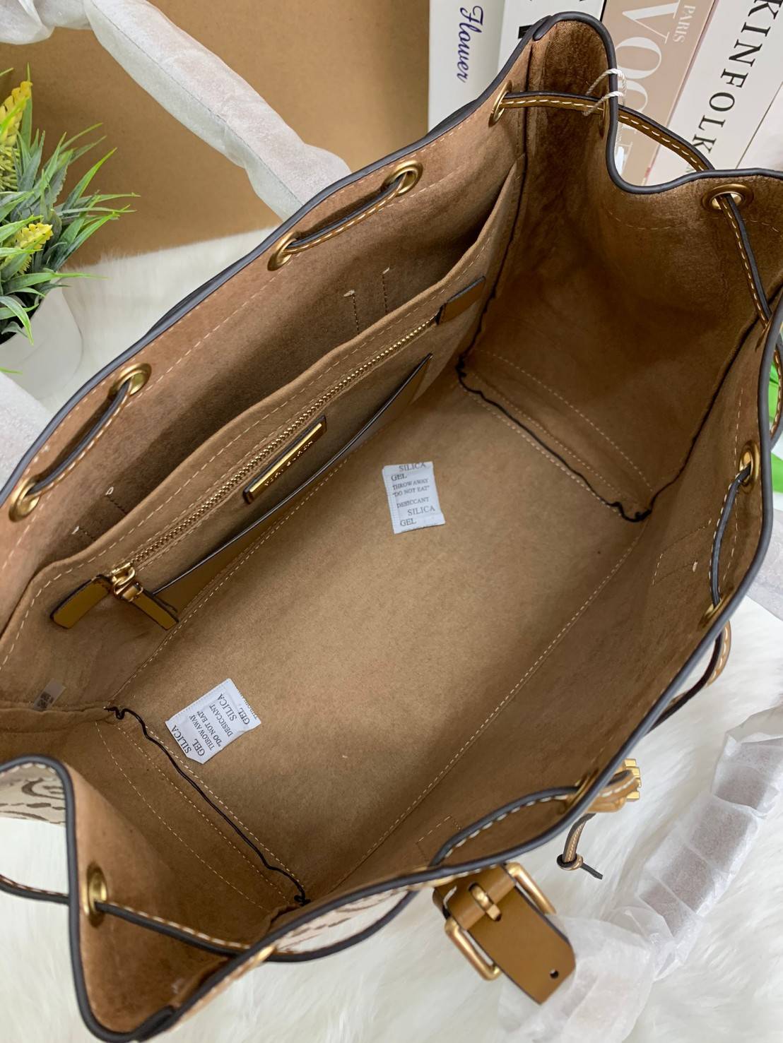 OUTLET 】Tory Burch T Monogram Jacquard Tote Bag ใบใหญ่ใส่จุมากค่ะสาวๆ! พร้อมส่ง! กระเป๋าที่สามารถใช้ได้กับทุกๆวัน วัสดุJacquard+หนัง ได้ลงตัว สวยงามค่ะ ปากกระเป๋าแบบหูรูด ที่จับอะไหล่แบรนด์สวย ภายในกระเป๋ากว้างมากๆ สาวๆที่สัมภาระเยอะนี่หายห่วงไปเลยค่ะ มีช