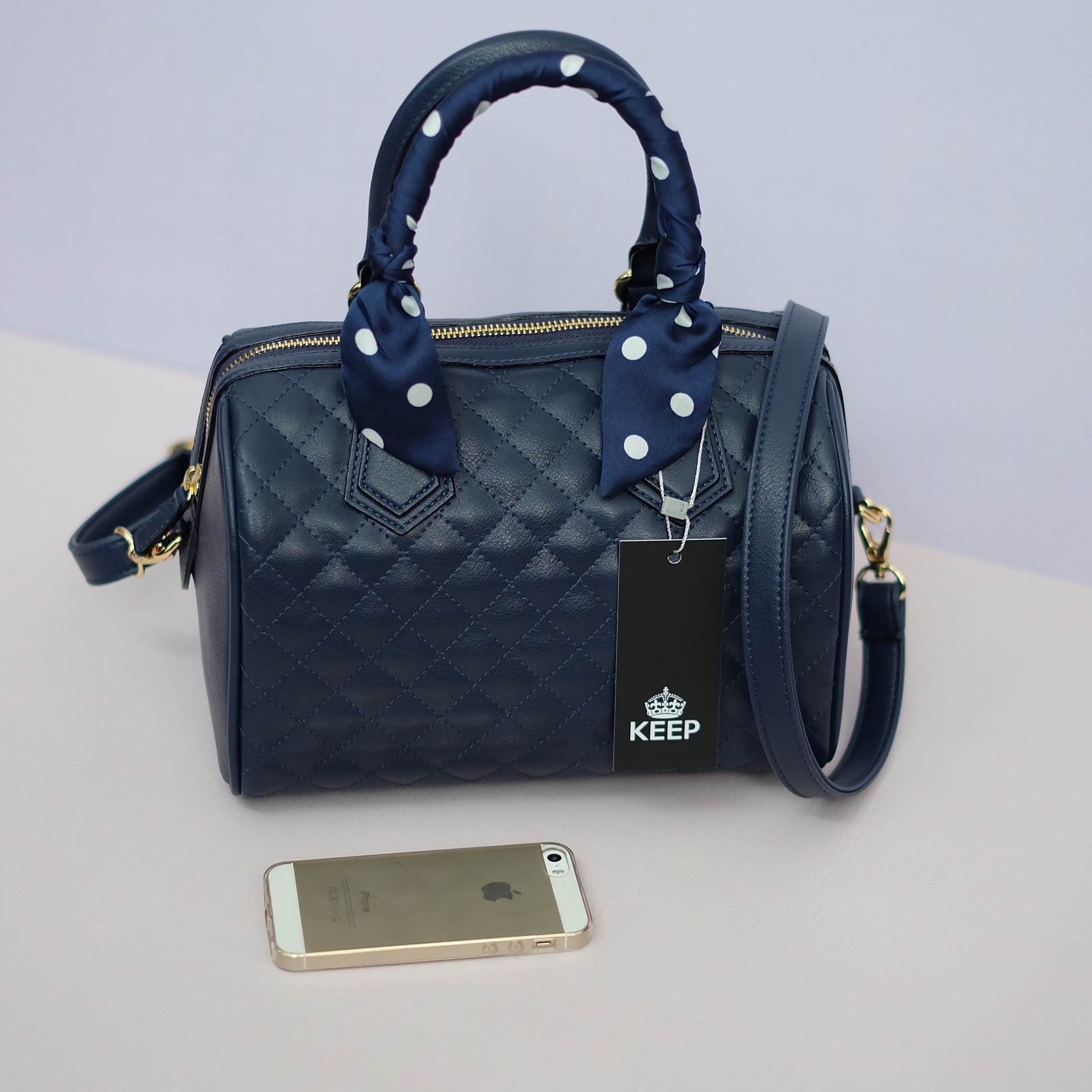 รุ่นขายดี ขนาด มินิ หนังแกะสังเคราะห์สวยมากคะ สีเข้าใหม่ >> สี navy blue รุ่น KEEP quited leather Pillow bag สวย น่ารัก ขนาดตอบทุกโจทย์การใช้งาน เห็นแล้ว หลงรักเลยคะ ตัวกระเป๋าขนาดกำลังดี จุของคุ้ม หนังแกะ สวยมาก ดูแลรักษา ตกแต่งด้วยผ้าพันหูกระเป๋า 