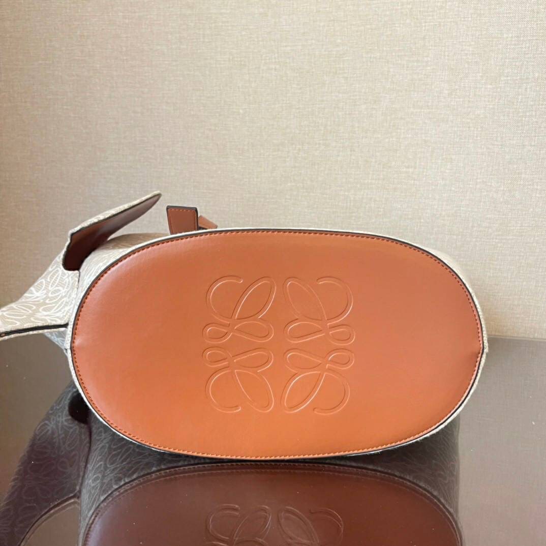 LOEWE Canvas Elephant Bag In Anagram Print คอลเลคชั่นใหม่ล่าสุดเลยค่ะ น้องช้างน่ารักมากมาย งานแบรนด์หรูจากประเทศสเปน โลเอเว่ (LOEWE) กระเป๋ารูปทรงช้างเป็นเหมือนหนึ่งในซิกเนเจอร์ของแบรนด์ ดีไซน์คงเอกลักษณ์วัสดุ Anagram Canvas Jacquard Fabric ผสมผสานกับหนัง