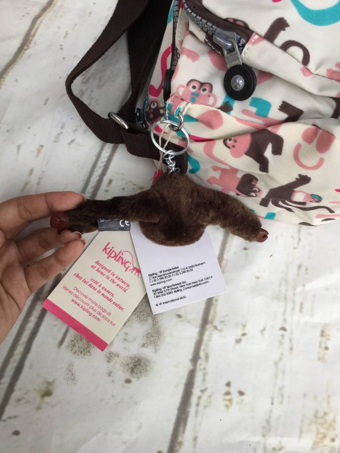 กระเป๋าสะพาย KIPLING รุ่น Reth วัสดุไนล่อนคุณภาพดี มาพร้อมดีไซน์ทันสมัย และสามารถใช้งานได้อย่างดี เข้ากับทุกการแต่งตัว โดดเด่นด้วยพื้นที่ภายในและช่องต่างๆ ที่ให้คุณจัดเก็บของสำคัญได้ครบถ้วน ไม่ว่าจะเป็นมือถือ ปากกา หรือไอเท็มจำเป็นของคุณ สายสามารถปรับและถ