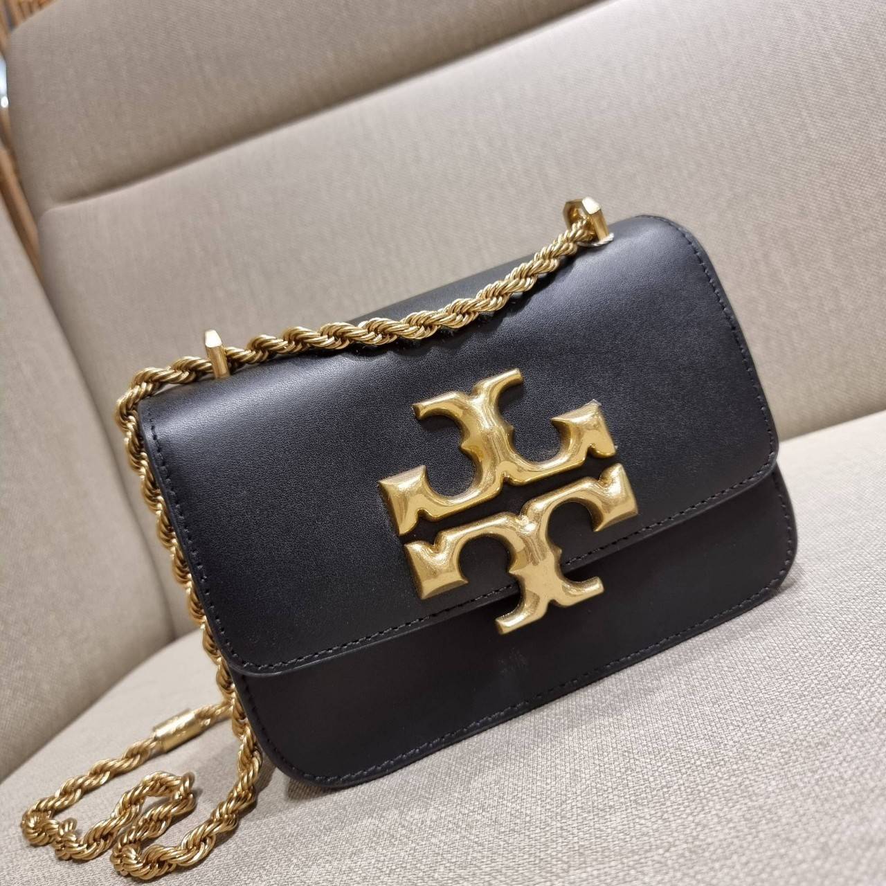 TORY BURCH ELEANOR SMALL CONVERTIBLE SHOULDER BAG ฮอตไอเท็ม รุ่นนี้ขายดีขายหมด คัมแบค!! สวยหรู คุณหนู ผู้ดี!! หายากมากที่สุด!! กระเป๋าสะพายข้าง ดีไซน์อยู่ทรง ขนาดกำลังสะดวกใช้สำหรับสาว วัสดุหนังแท้เต็มใบ สีทูโทน เปิด-ปิดด้วยแถบแม่เหล็ก ภายในแบ่งสัดส่วนได้