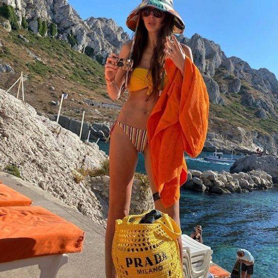 PRADA RAFFIA TOTE BAG สวยไม่ซ้ำใคร สไตล์บีช เหมาะมากกับการสะพายไปเที่ยวทะเล หรือจะใช้ในวันสบายๆก็ตอบโจทย์ กับกระเป๋าสะพายสานใบใหญ่ ตัวกระเป๋าเป็นวัสดุสังเคราห์จากธรรมชาติ