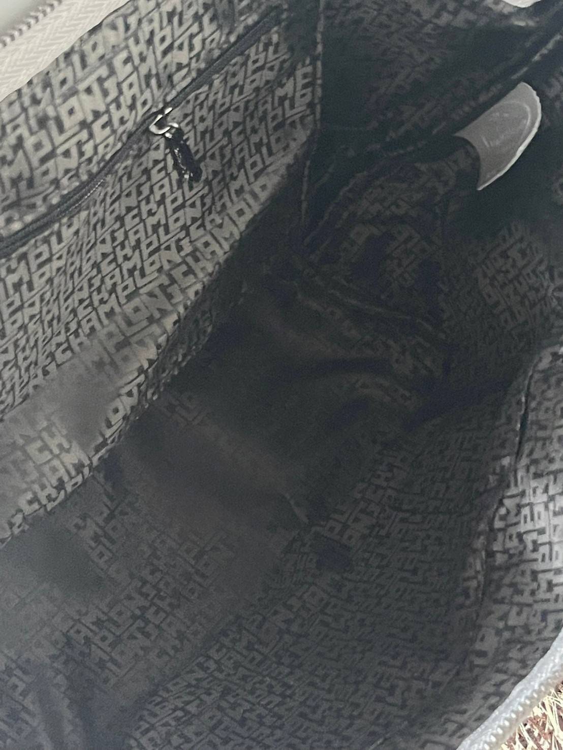 Longchamp Le Pliage Cuir Top handle bag S เรียกว่าเป็นกระเป๋าอีกหนึ่งรุ่นที่ไม่ว่ายังไงก็ฮอตฮิตและติดเทรนด์ตลอดไม่เคยเปลี่ยนกับ ทรง Le Pliage Cuir หนึ่งในตระกูลกระเป๋าสุดไอคอนิกจากแบรนด์