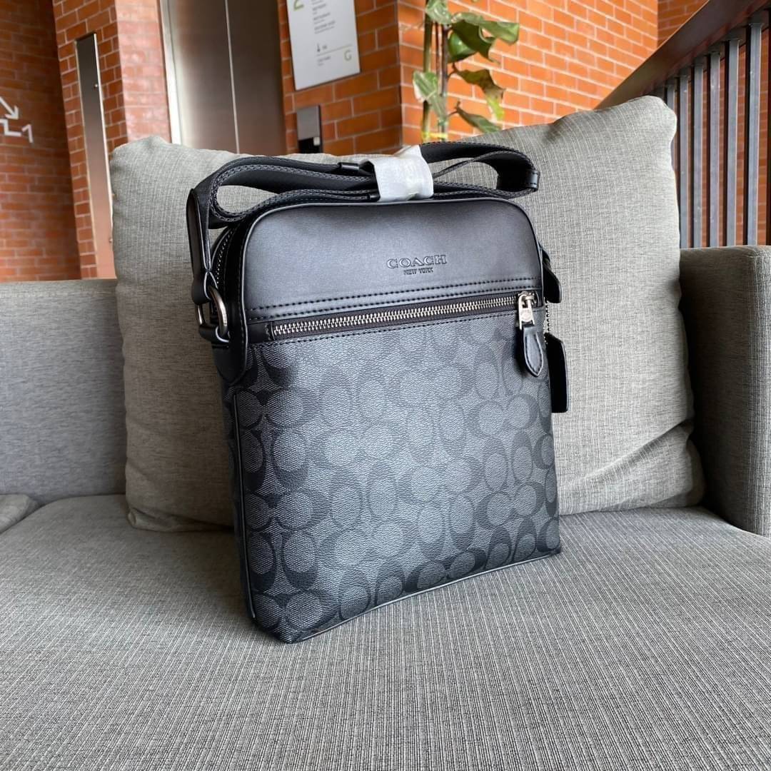 COACH HOUSTON FLIGHT BAG IN SIGNATURE CANVAS (F73336) ขายดีตลอดกาล!! คลาสสิคไม่มีใครเกิน!! กระเป๋าสะพายข้างทรงแมสเซ็นเจอร์ยอดฮิต ทรงสวย ดูดี 🔥 เป็นอีกรุ่น ที่พลาดแล้วต้องรอนานมากๆ ฮ๊อต ฮิต สุดๆ ใช้ได้ทุกเพศ Unisexสุดๆ เท่ห์มากบอกเลย จะออกงานไหน ไม