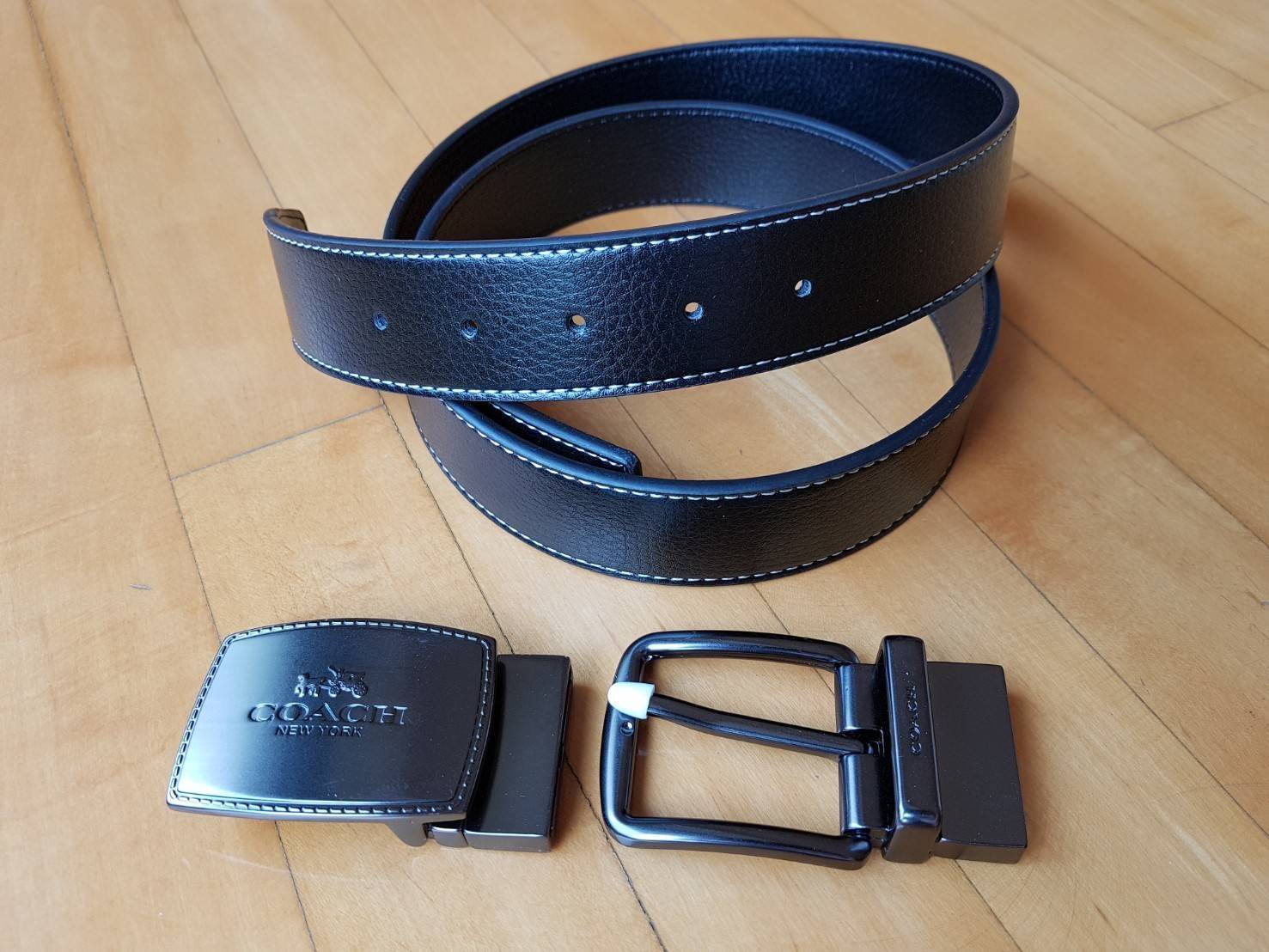 Coach Men's Belt Gift Set ชุดเข็มขัดสำหรับคุณผู้ชาย วัสดุหนังคุณภาพดี มีหัวเข็มขัด 2 แบบ เปลี่ยนใช้ได้หลายโอกาส ราคาสุดคุ้ม มาพร้อมกล่องจะมอบเป็นของขวัญ ในโอกาสพิเศษก็เหมาะค่ะ