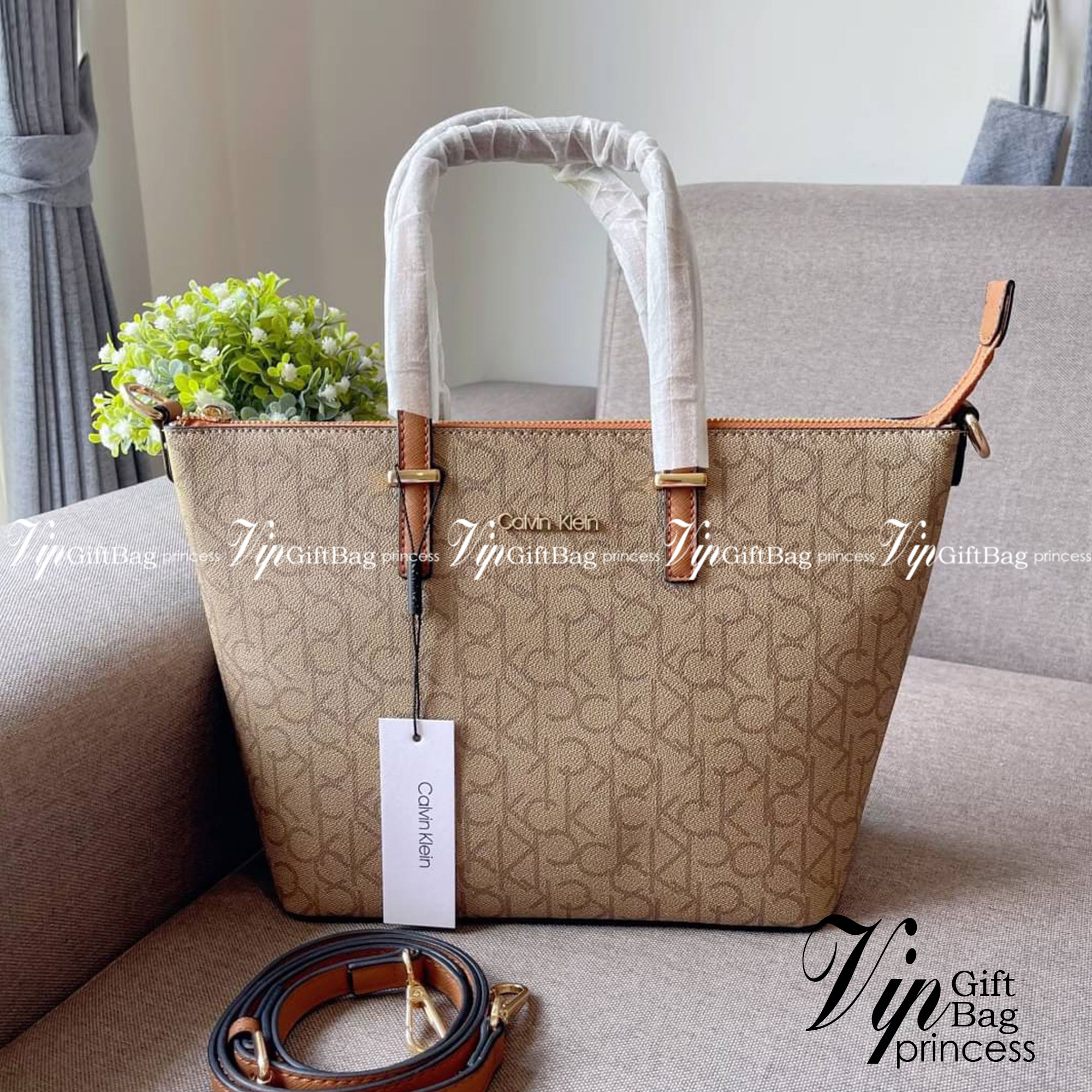 CALVIN KLEIN TOTE BAG กระเป๋าทรงช้อปปิ้งจากแบรนด์ Calvin Klein หนังดี ทรงสวยมากกมา พร้อมกับสายสะพายหนัง ถอดได้ ปรับระดับได้ เปิดปิดด้วยซิปบน ภายในโล่งกว้างซับในอย่างดี