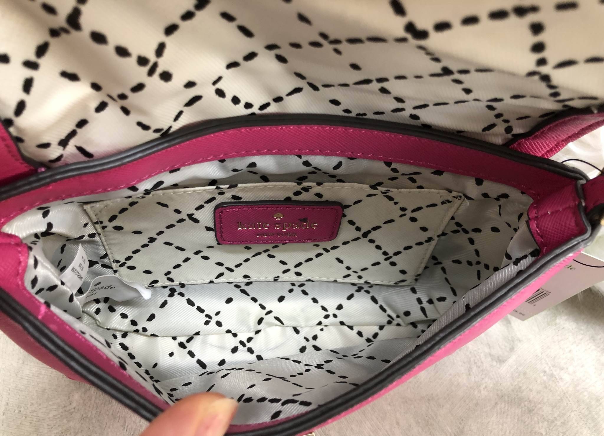 New in !!! รุ่นหายาก Kate spade new york crossbody bag พร้อมส่งค่ะ กระเป๋าสะพายข้างแบบครอสบอร์ดี้ วัสดุหนังซาฟเฟียโน่ ทรงเก๋ เปิดปิดกระเป๋าแบบตัวล็อคอะไหล่แบรนด์ทองหรูมากๆ ด้านในโล่ง ใส่มือถือ i6,6splus,7,7plus,8,plus,iX,สมุดธนาคาร บอกเลยได้เยอะจ้าา มีช่อ