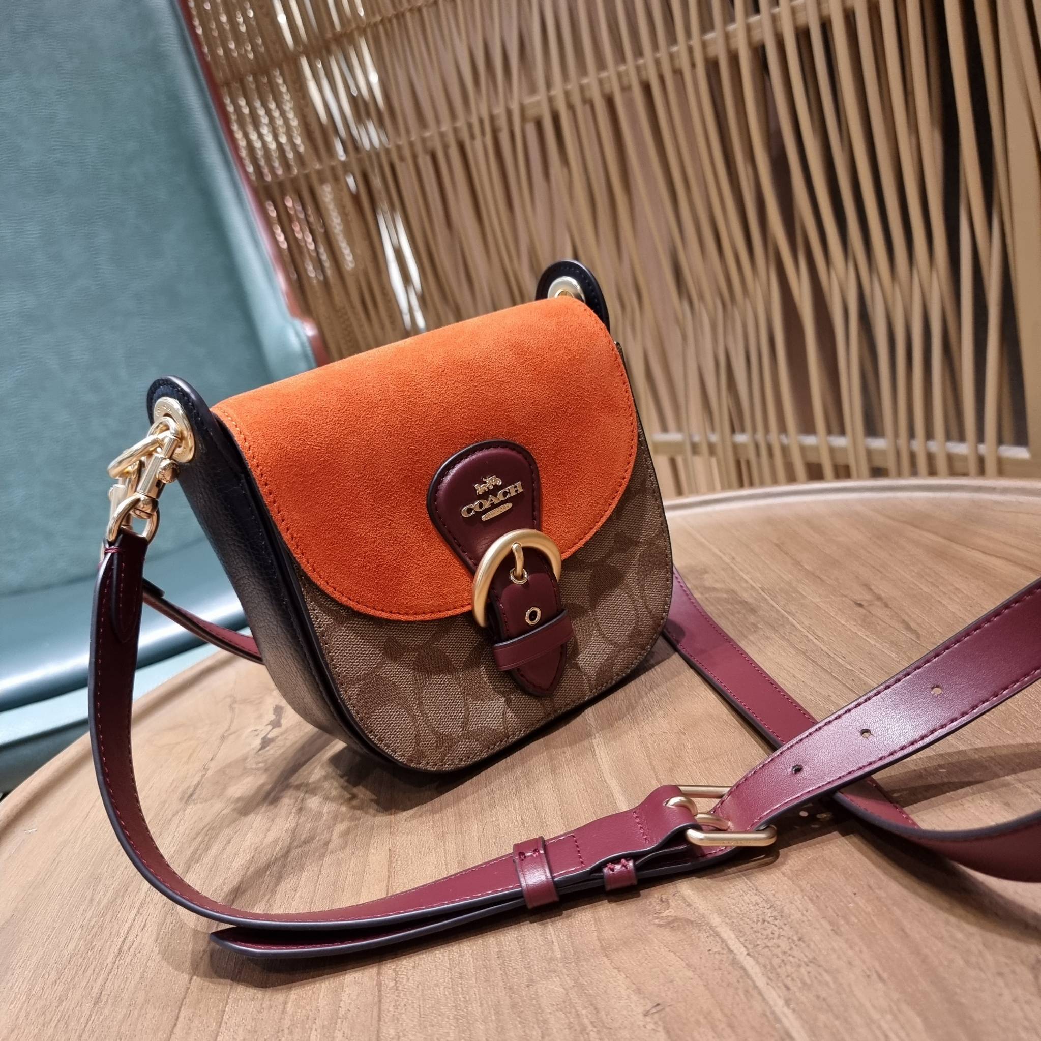 COACH C5691 KLEO SHOULDER BAG 17 IN SIGNATURE CANVAS ใหม่สุด!! สวยหรูไม่มีใครเกิน!! กระเป๋าสะพายสวยครบสูตร แค่เห็นก็ปิ๊ง!!วัสดุหนังแคนวาสสลับหนังแท้ ลงตัวที่หนึ่ง เปิด-ปิดด้วยสายคาดแม่เหล็กในตัว โดดเด่นมากๆ ภายในเป็นช่องโล่ง มีสายสะพายมาให้ถึง 2 แบบ สายคล