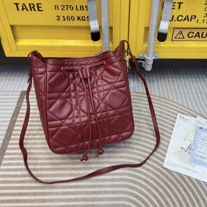 Dior Medium D-Motion Bag กระเป๋าสะพายทรงบัคเก็ต โดดเด่นด้วยดีไซน์ทรงถังทันสมัยเรียบง่ายใช้งานได้จริง เย็บตะเข็บแบบ Macrocannage นุ่มนวล