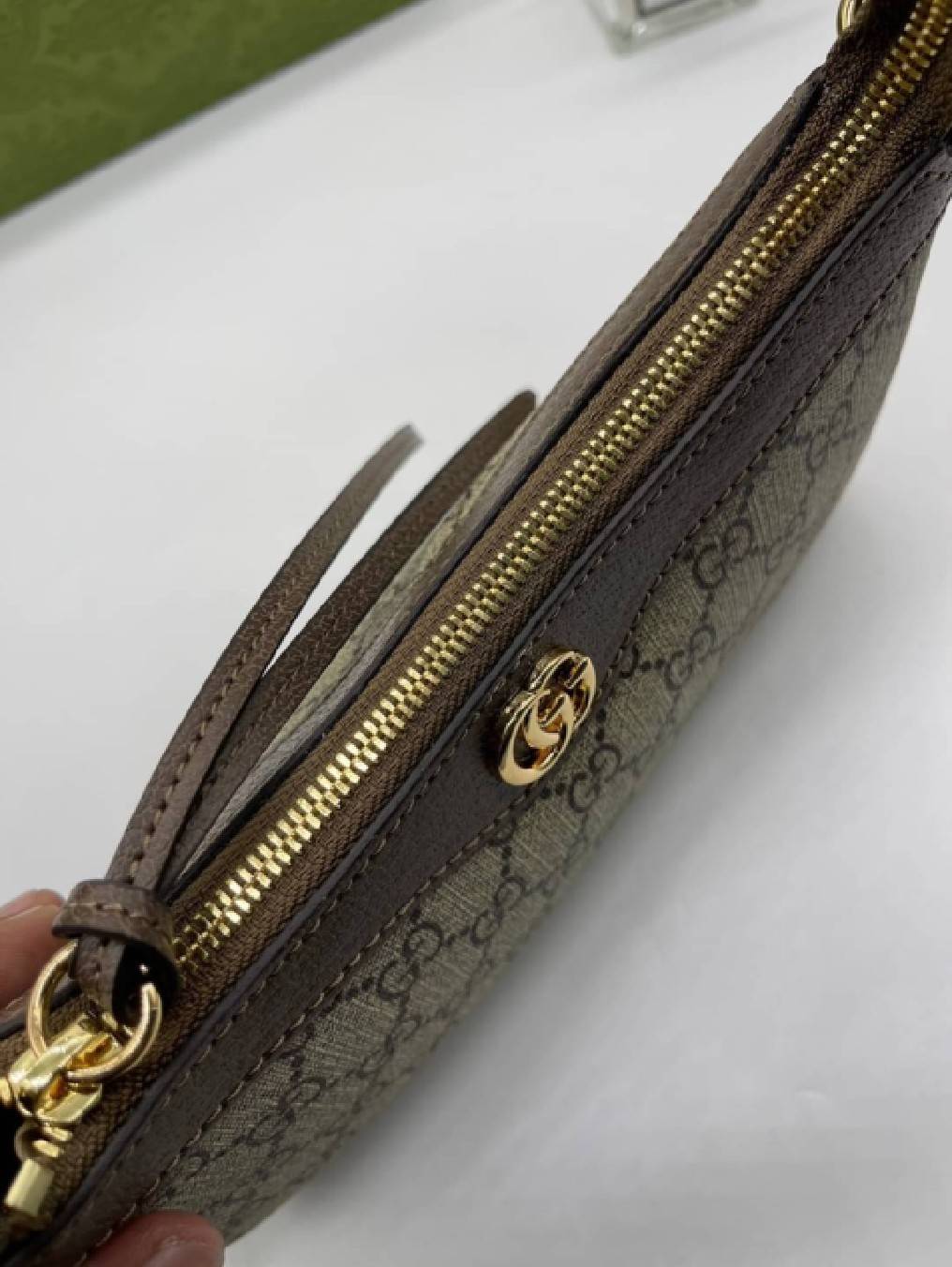 GUCCI Ophidia GG small handbag กระเป๋าสะพายไหล่ สุดคลาสสิกเข้าได้กับสาวๆ ทุกสไตล์ งานปั้มทุกจุดสวยน่าใช้ โทนสีใช้งานง่ายเป็นเอกลักษณ์แบรนด์ แมตช์กับเสื้อผ้าได้ง่าย เสริมลุคสาวมั่นได้ลงตัว