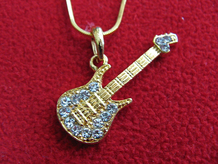 สินค้าหมดค่ะ สร้อยคอโรเดียมสีทองพร้อมจี้รูปกีตาร์ค่ะ