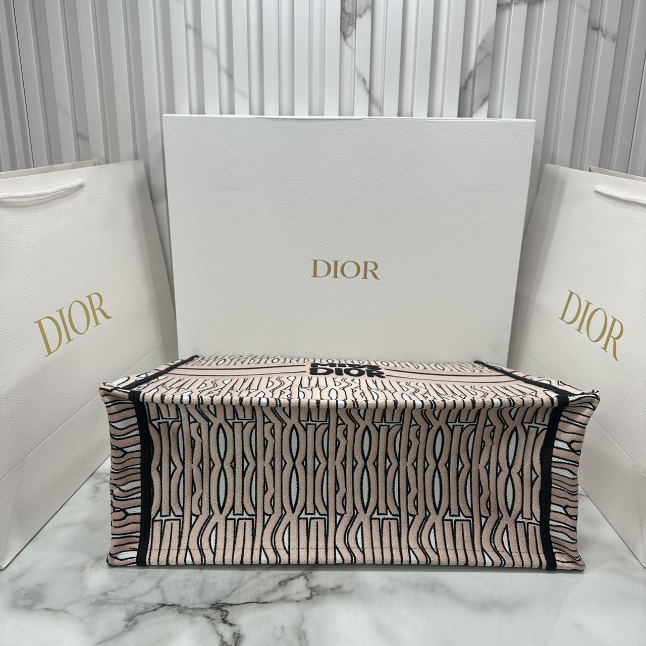ORI หนังแท้ | Dior Miss Dior Allover Book Tote Handbag 16" กระเป๋าทรงโท้ทคอลใหม่ ดีไซน์ลวดลายกราฟฟิกสวยงามและหรูหราโดดเด่นไม่เหมือนใคร