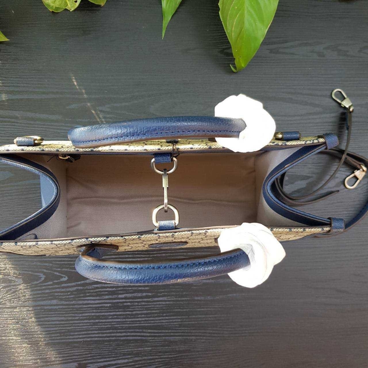 GUCCI Small tote bag with Interlocking G กระเป๋าทรงTOTE ใบใหญ่สุดหรูหรา คลาสสิค จุของได้เยอะ มาพร้อมสายสะพายยาว สามารถถอดเก็บได้ ใช้ได้ทุกโอกาส เป็นอีกรุ่นที่โดดเด่นมากๆ